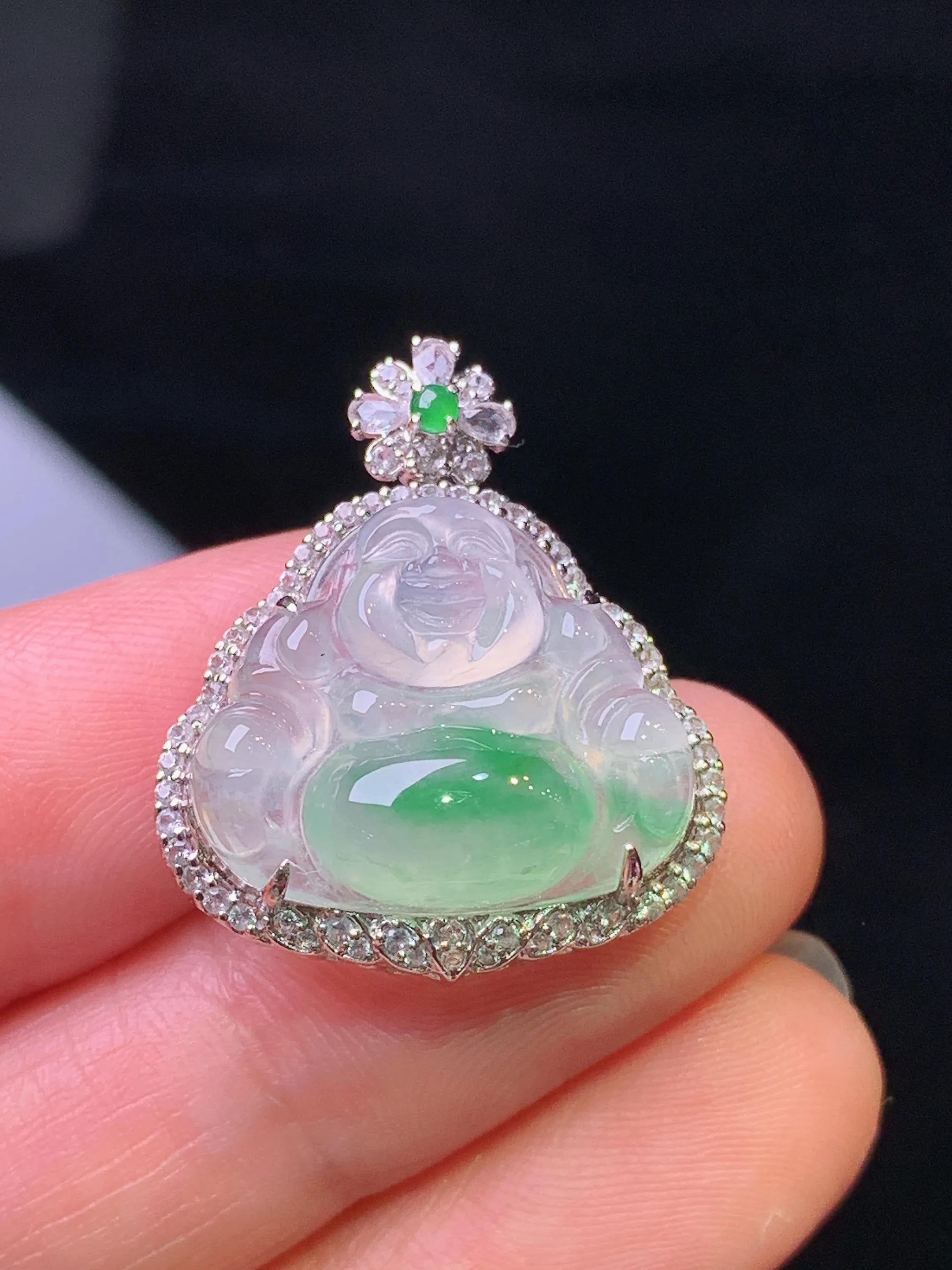 18k金钻镶嵌冰种飘绿佛公吊坠 玉质细腻 色泽清新艳丽 整体尺寸25.3*21.5*8.2