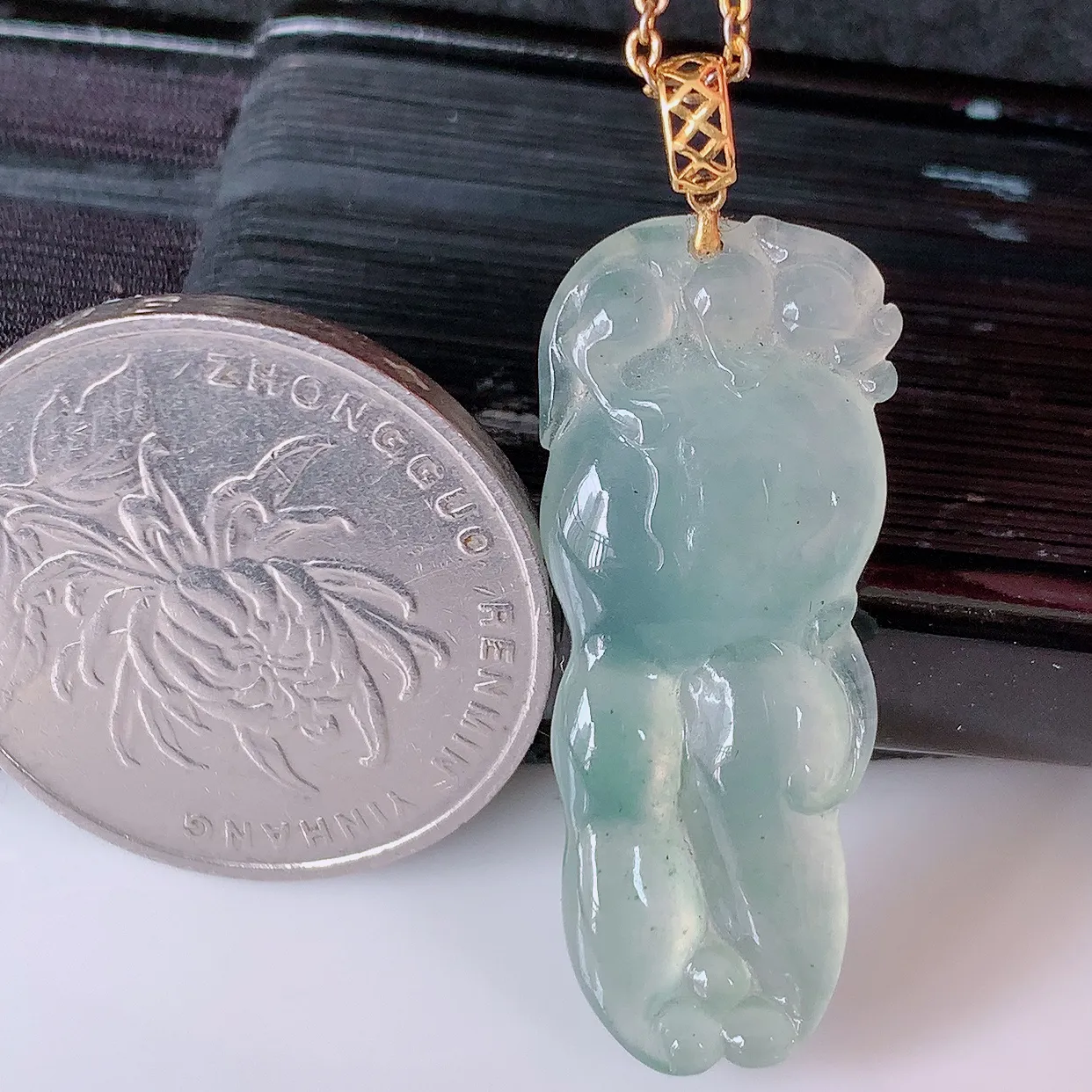 18k金镶嵌冰种翡翠人参吊坠，人生如意，款式新颖，佩戴效果时尚出众，尽显气质，水润精细，美感十足。#1.16
