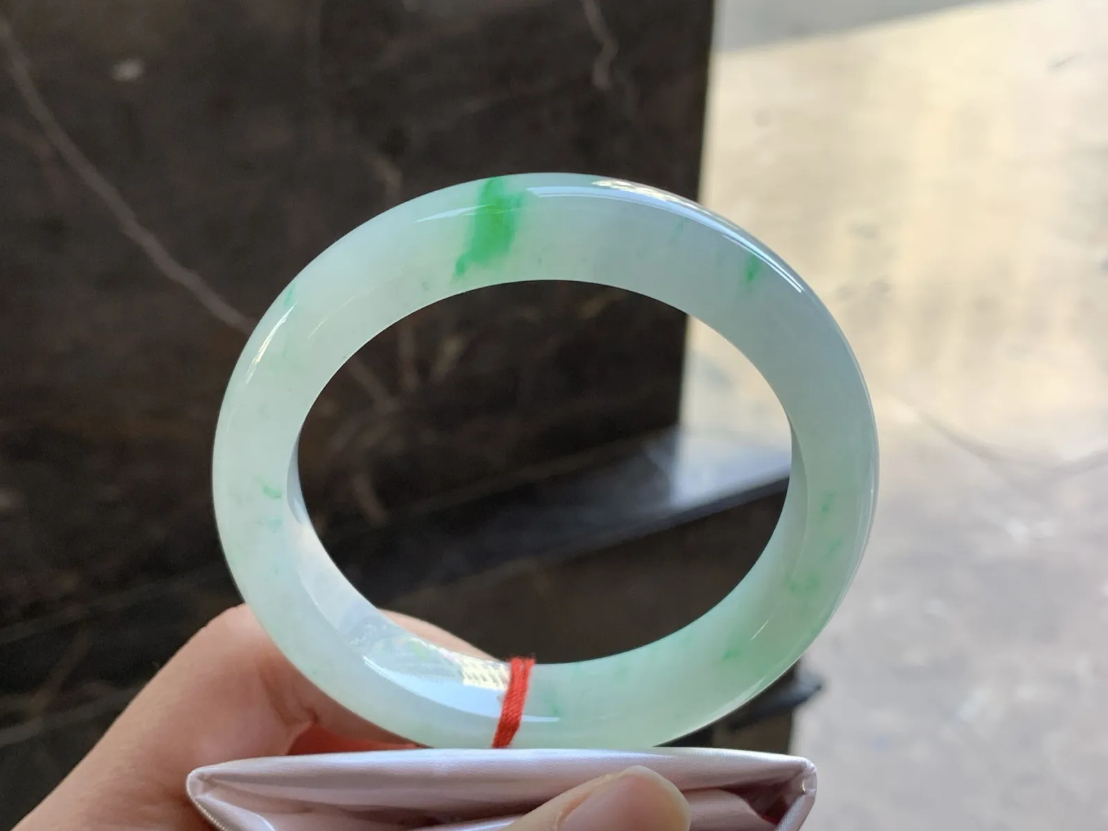 带色手镯
尺寸：58-13-9.3mm
有种有色～阳绿色点缀