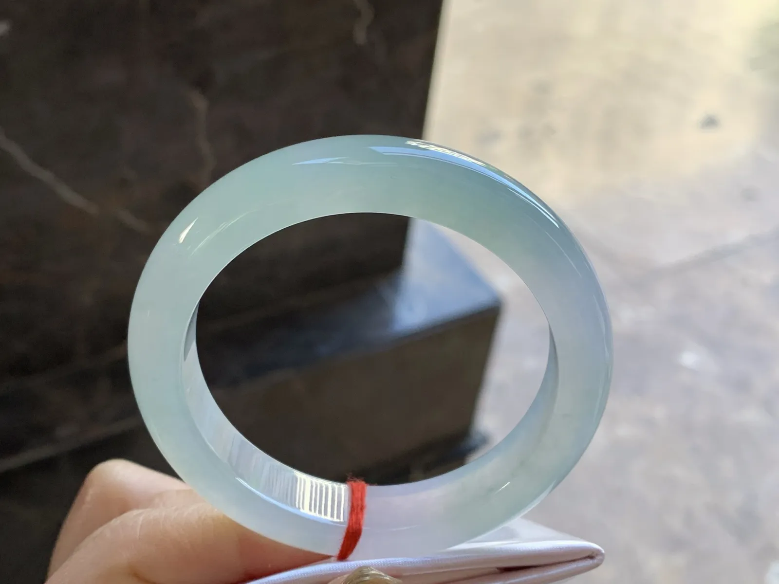 冰晴水手镯
尺寸：55.6-12-9.1mm
种水好 底色浓郁漂亮