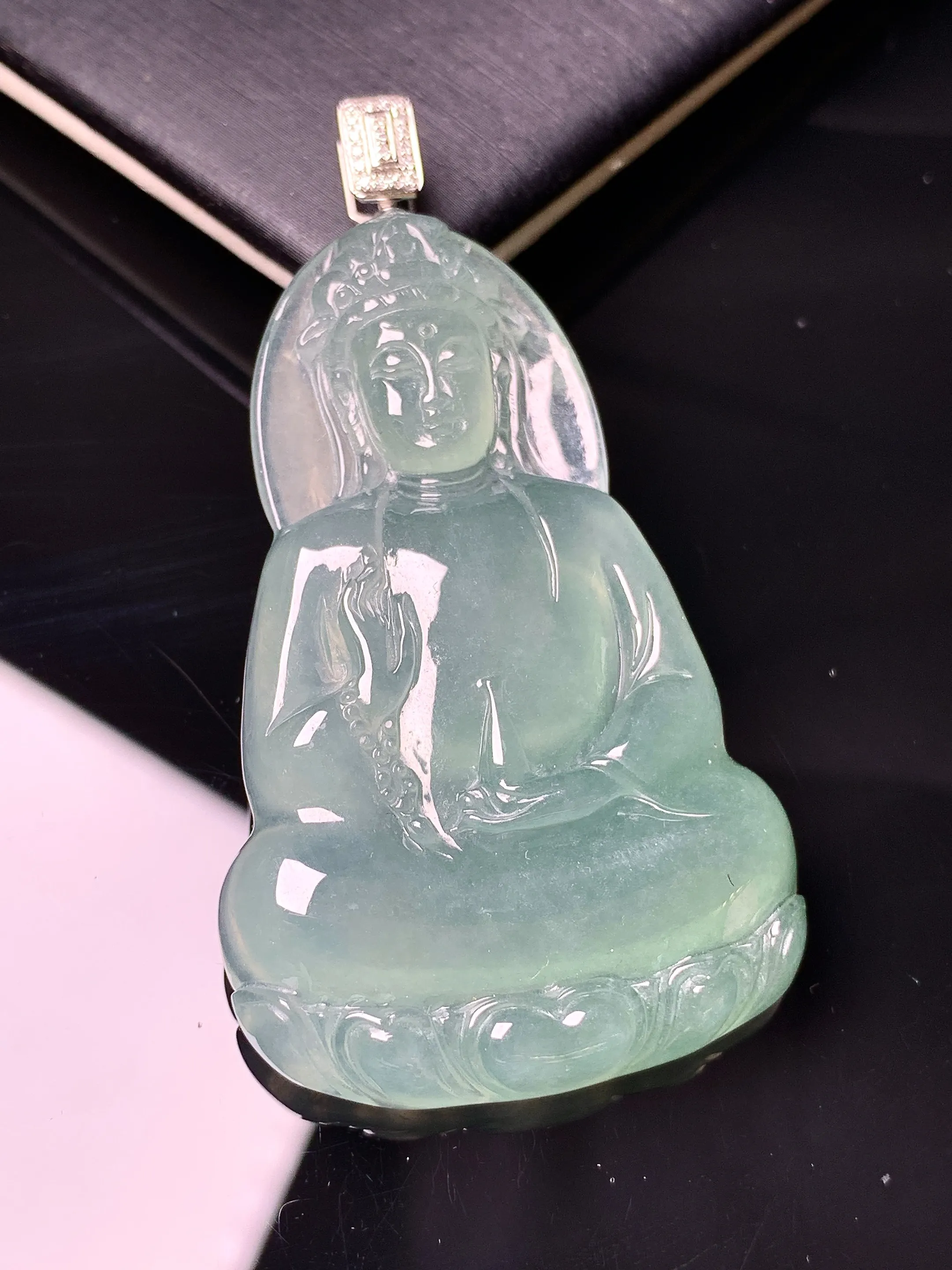 18k金钻镶嵌冰种观音吊坠 玉质细腻 色泽清新艳丽 整体尺寸58.5*31.8*6.2