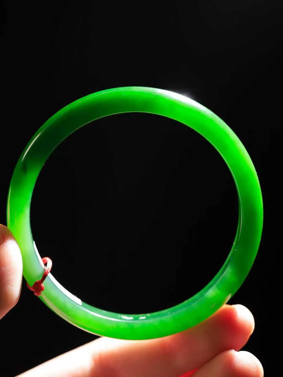 【温润如心.镯】

收藏级臻品和田玉碧玉手镯，精选上等碧玉料，色泽清透，质地细腻。佩戴它，感受千年玉文化的温润与优雅，愿它为您带来平安与幸福。重35.2克  尺寸58-10.5-6.6mm  10101211A