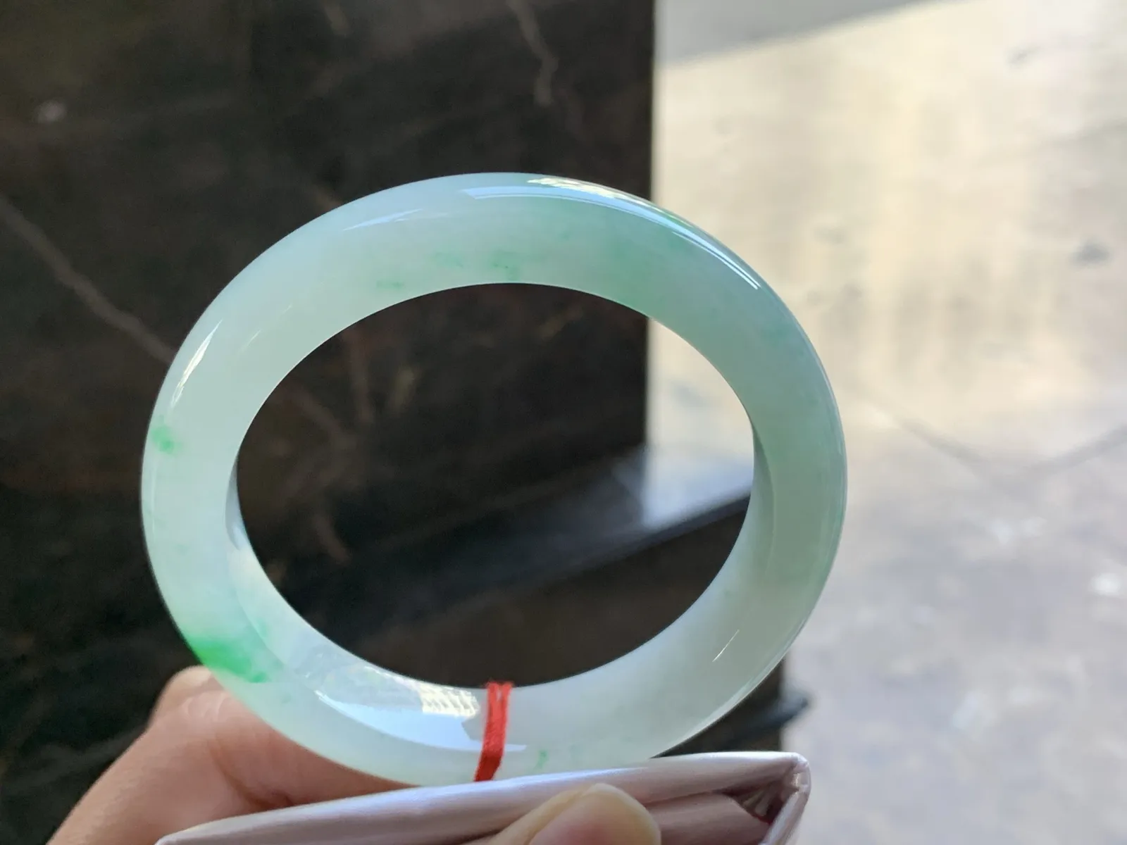 带色手镯
尺寸：58-13-9.3mm
有种有色～阳绿色点缀