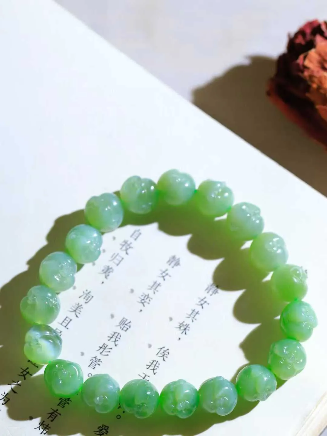 （弥勒笑佛.手串）

精品和田玉碧玉猫眼弥勒佛手串，脂粉浓郁，玉质细腻温润，油性十足，颗颗精雕笑佛，笑容可掬，让人如沐春风，笑语吟吟，寓意待人宽厚，遇事大度，能屈能伸，️福佛相伴，福运连绵。给佩戴者带来平安 。尺寸取一9.8-9.9-9.3mm重26.5克FDA-80171263