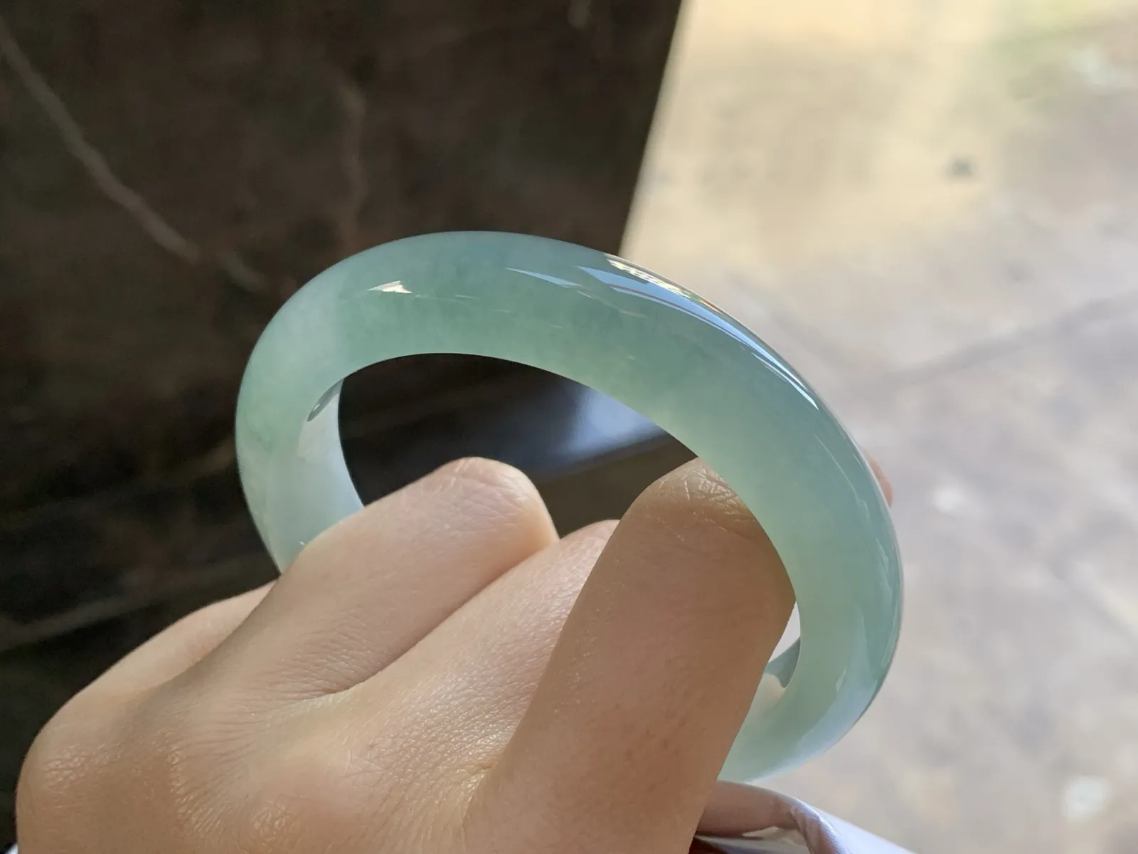 冰晴水手镯
尺寸：52.8-11.7-8.2mm
底子细腻干净 底色浓郁