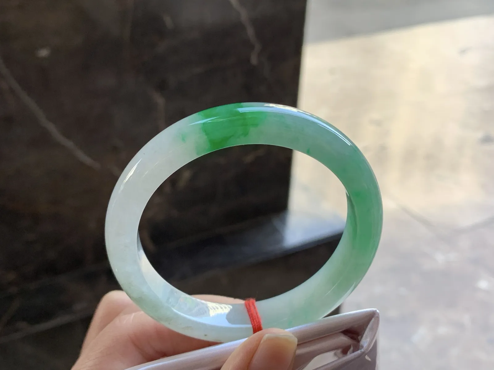 阳绿色手镯
尺寸：56-11.6-8mm
底子细腻干净 绿色浓郁