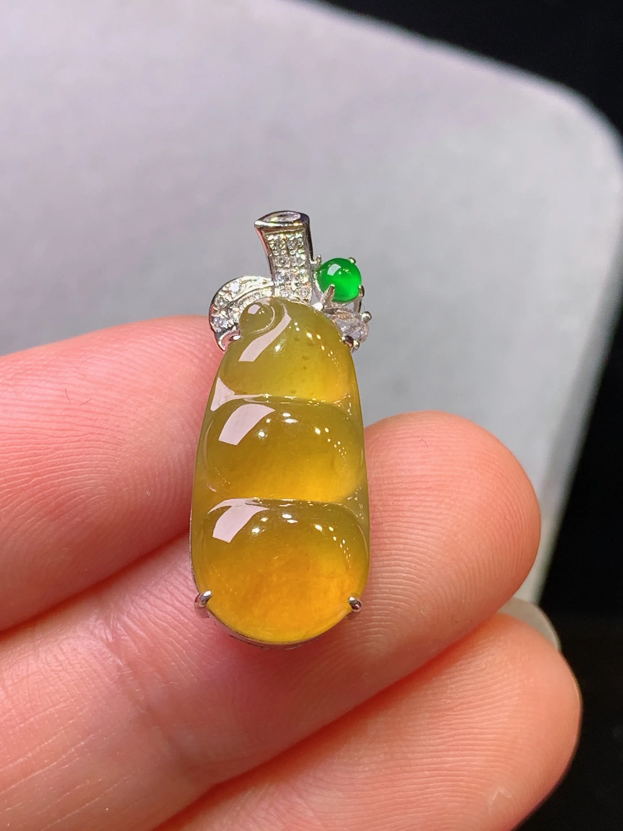 18k金钻镶嵌黄翡四季豆吊坠 玉质细腻 色泽清新艳丽 整体尺寸23.6*9.3*6.6