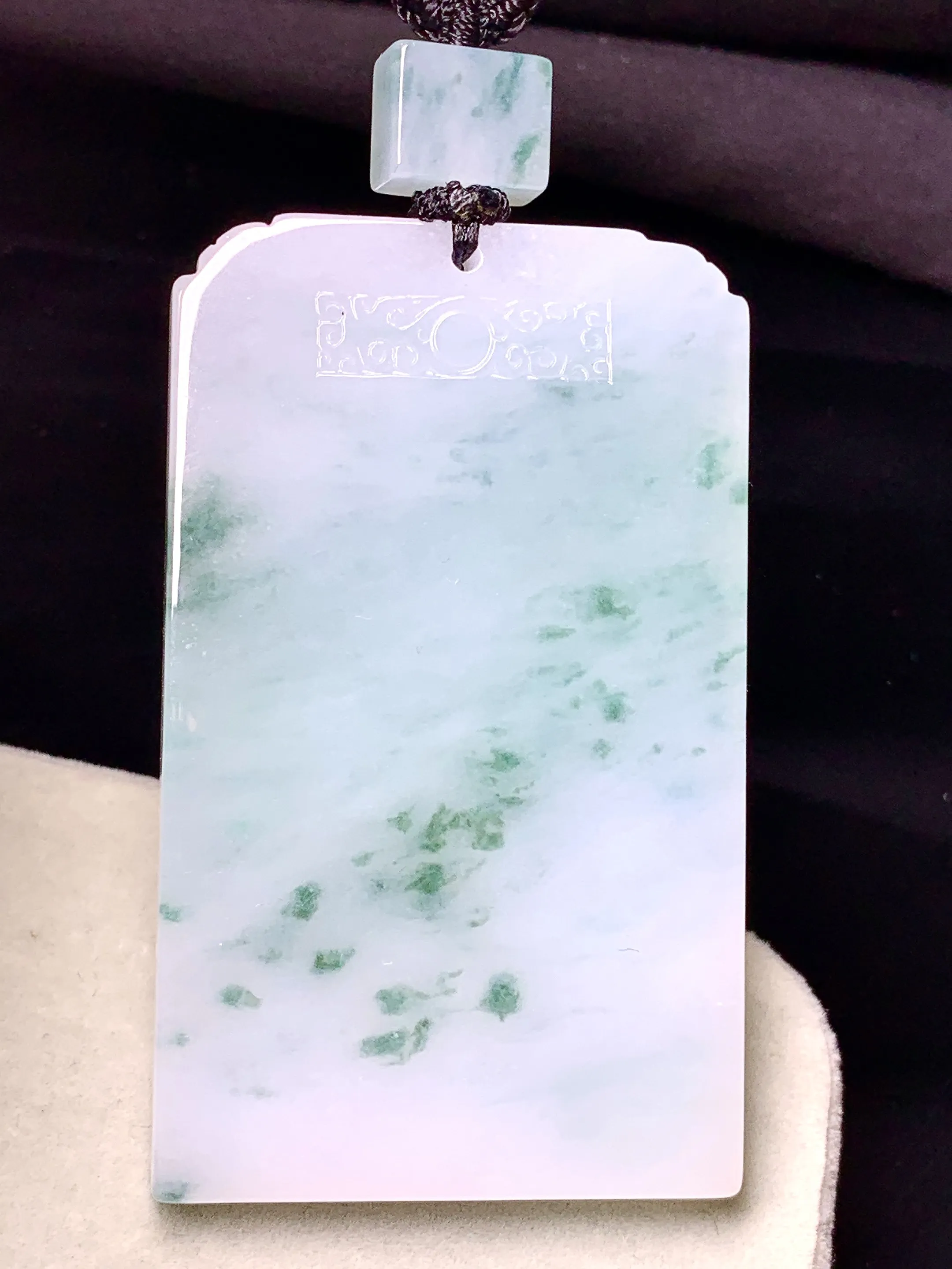 飘花无事牌吊坠 玉质细腻 色泽清新艳丽 整体尺寸63.3*37.5*5.6