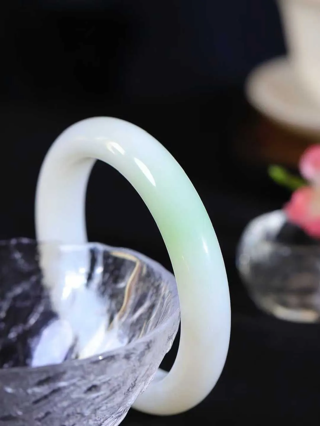 【一见钟情·手镯】

精品和田玉白玉带翠手镯。镯型饱满，温润细腻，脂润沁香。️执一卷书，沏一盏茶，着一袭裙，戴一只镯。淡淡浅笺，素心若兰，静赏玉中诗画。悠悠岁月，芊手轻摘，盛满诗样芳华。重54.3克   内径圈口57mm 尺寸12-9mm  FDA-55171200