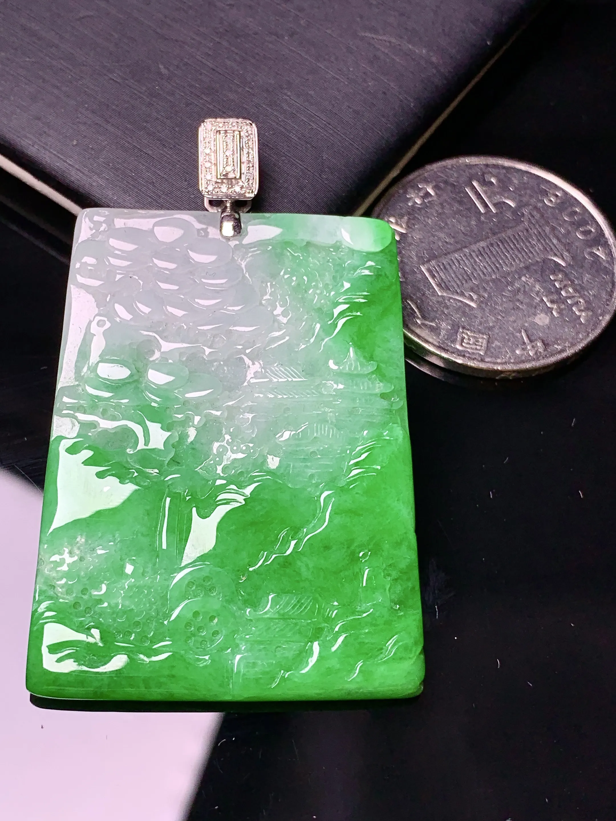 18k金钻镶嵌翠绿山水牌吊坠 玉质细腻 色泽清新艳丽 整体尺寸50.8*31.6*3.2