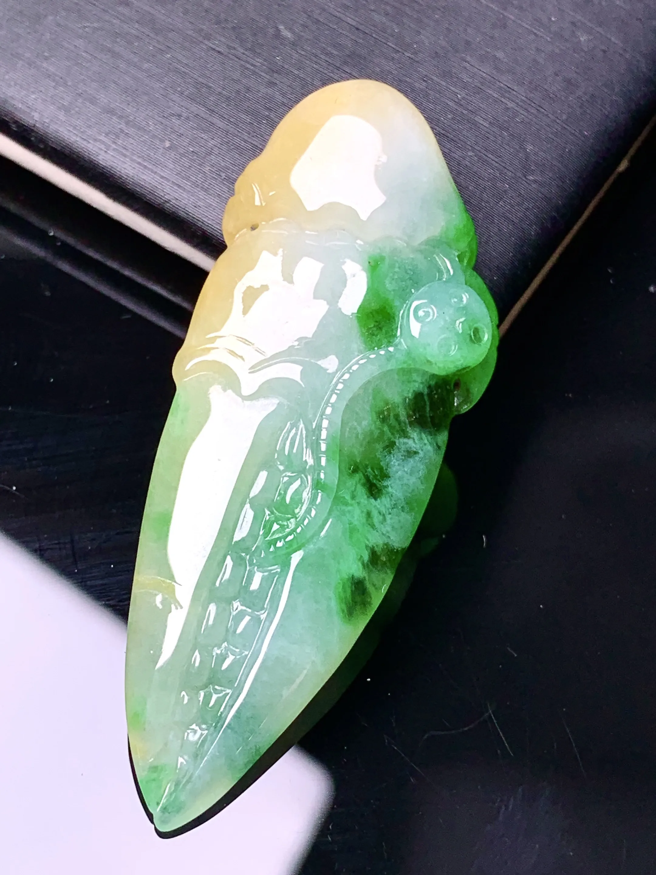 飘黄绿翡蟹钳吊坠 玉质细腻 色泽清新艳丽 整体尺寸45*17.7*8