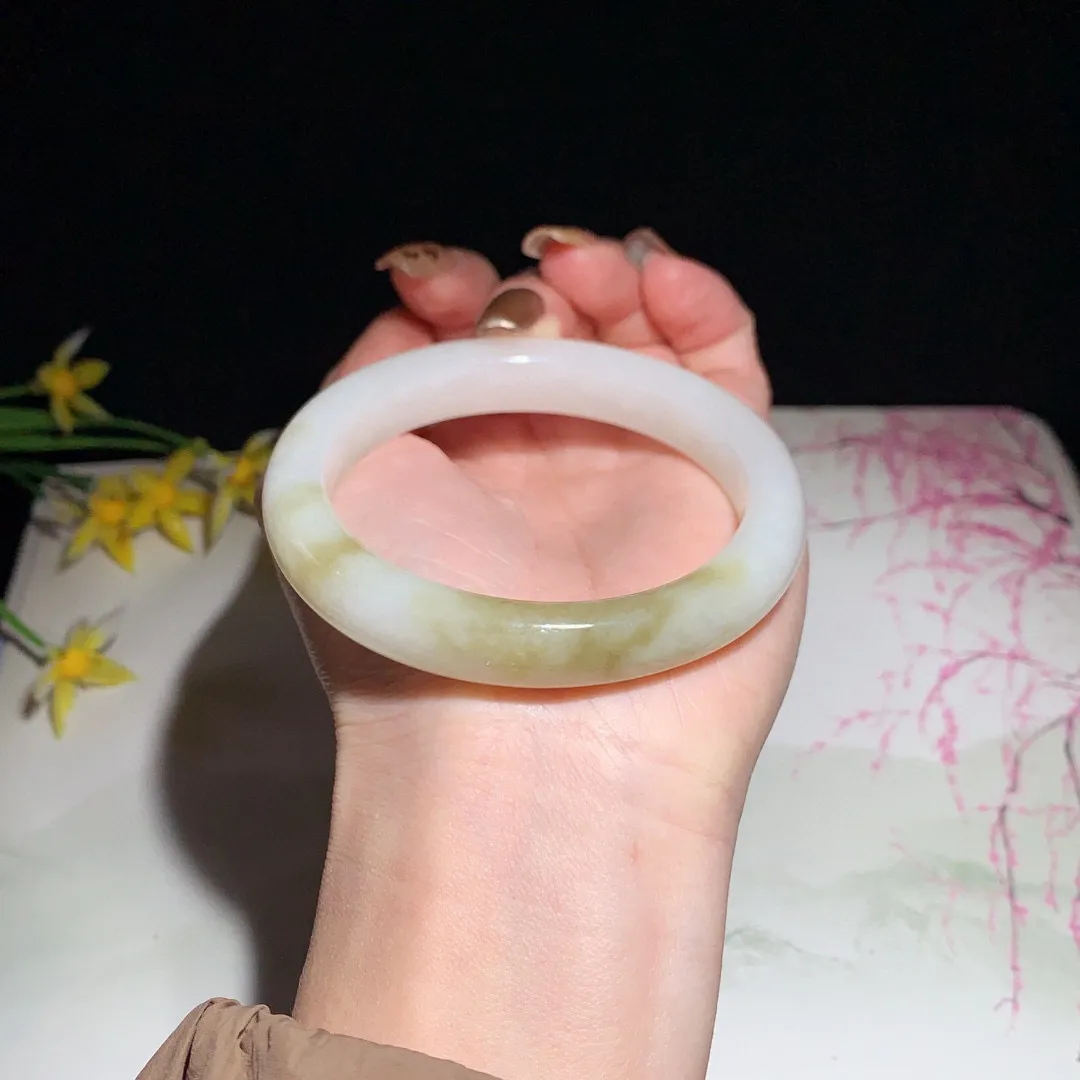 和田玉57.5圈口蜂蜜水色手镯！玉质细腻油润 底色纯净 无裂无黑 脂粉好，品质高