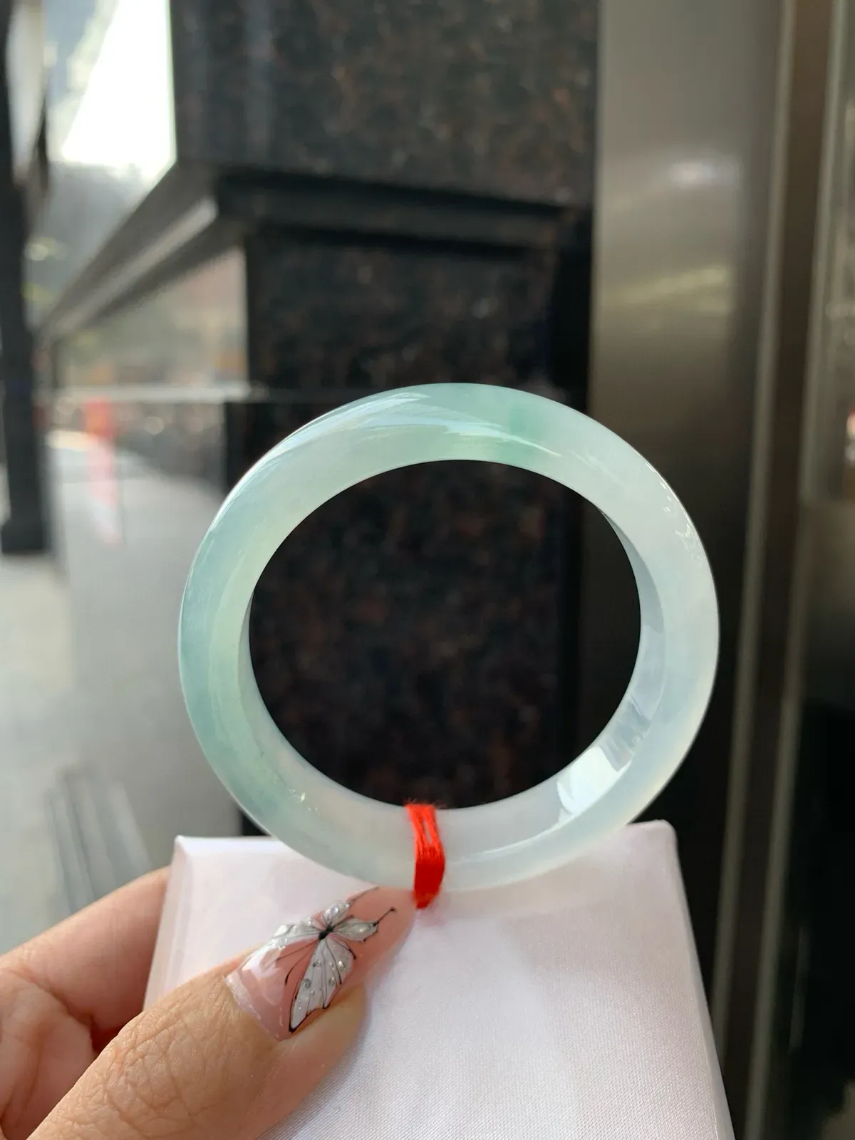 冰蓝正圈
54.1-7.8-12.8
打灯多处细纹，底妆冰润细腻，千变万化的冰晴蓝底色，拥有海的颜色，却散发着星空的光芒，这是一只来自冰川蓝的清冷气质仙女镯