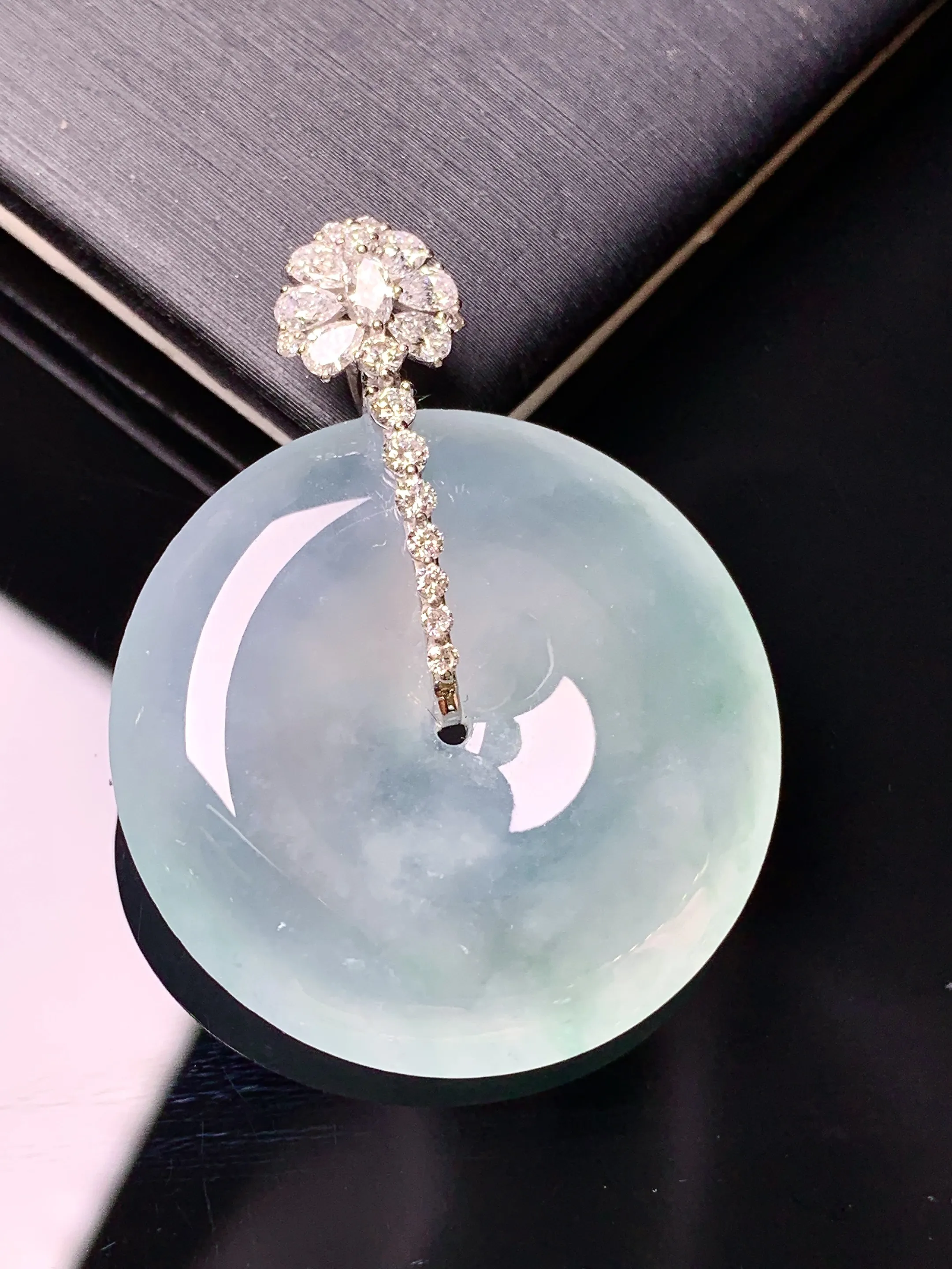 18k金钻镶嵌冰种平安扣吊坠 玉质细腻 色泽清新艳丽 整体尺寸36.5*28.2*6.2