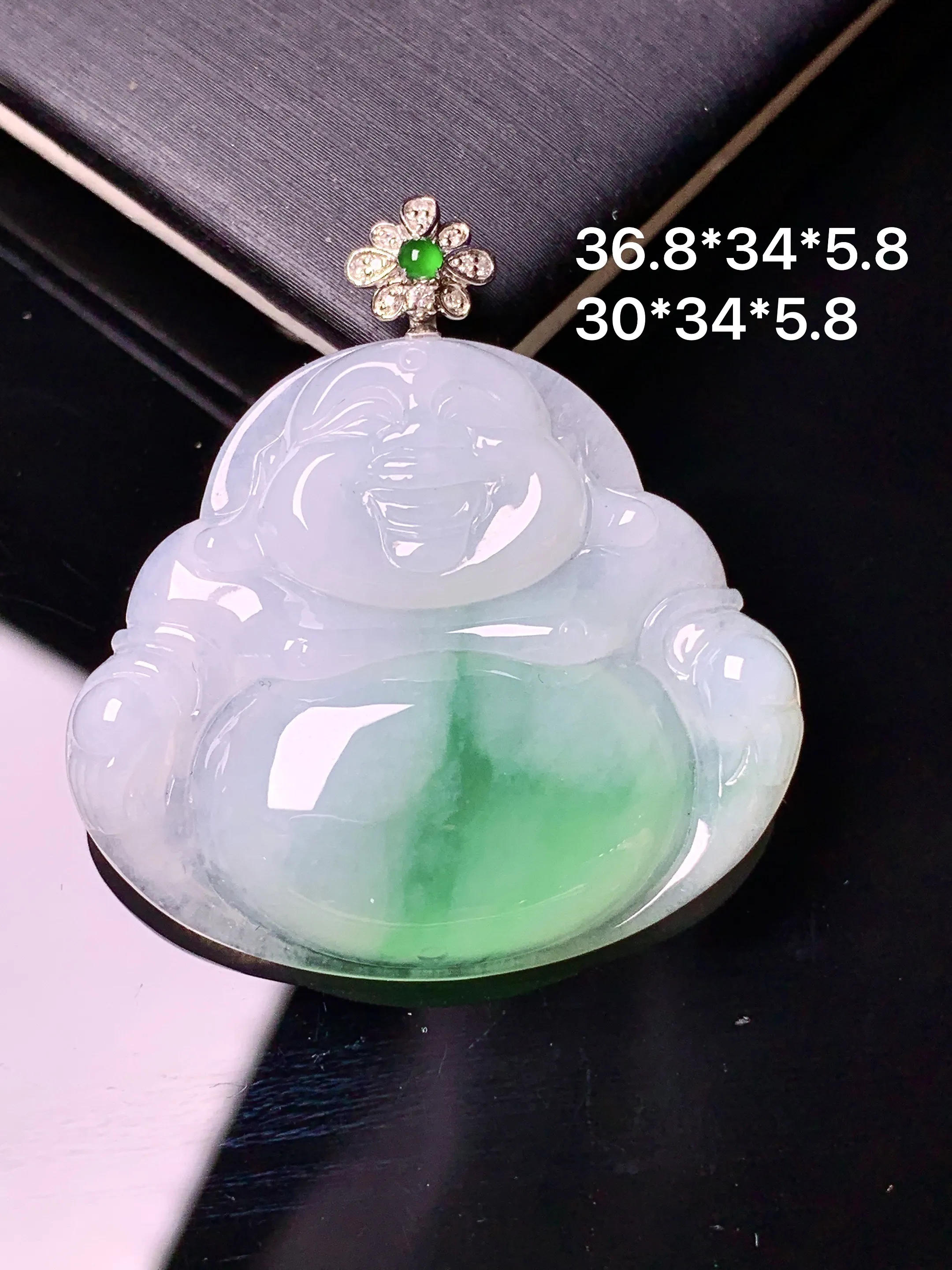18k金钻镶嵌冰种飘绿佛公吊坠 玉质细腻 色泽清新艳丽 整体尺寸36.8*34*5.8