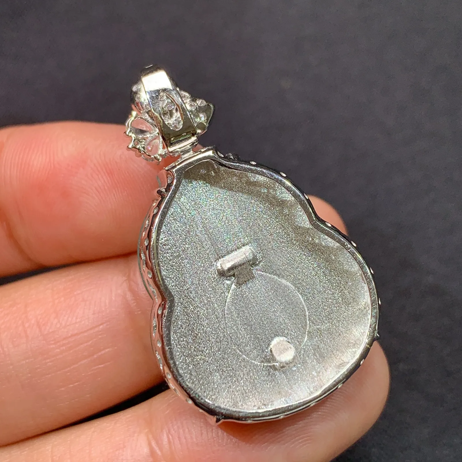 果绿葫芦吊坠，18k金镶嵌，冰润色阳，玉质细腻，种水足，Xj 尺寸34.7*21.2*10.5