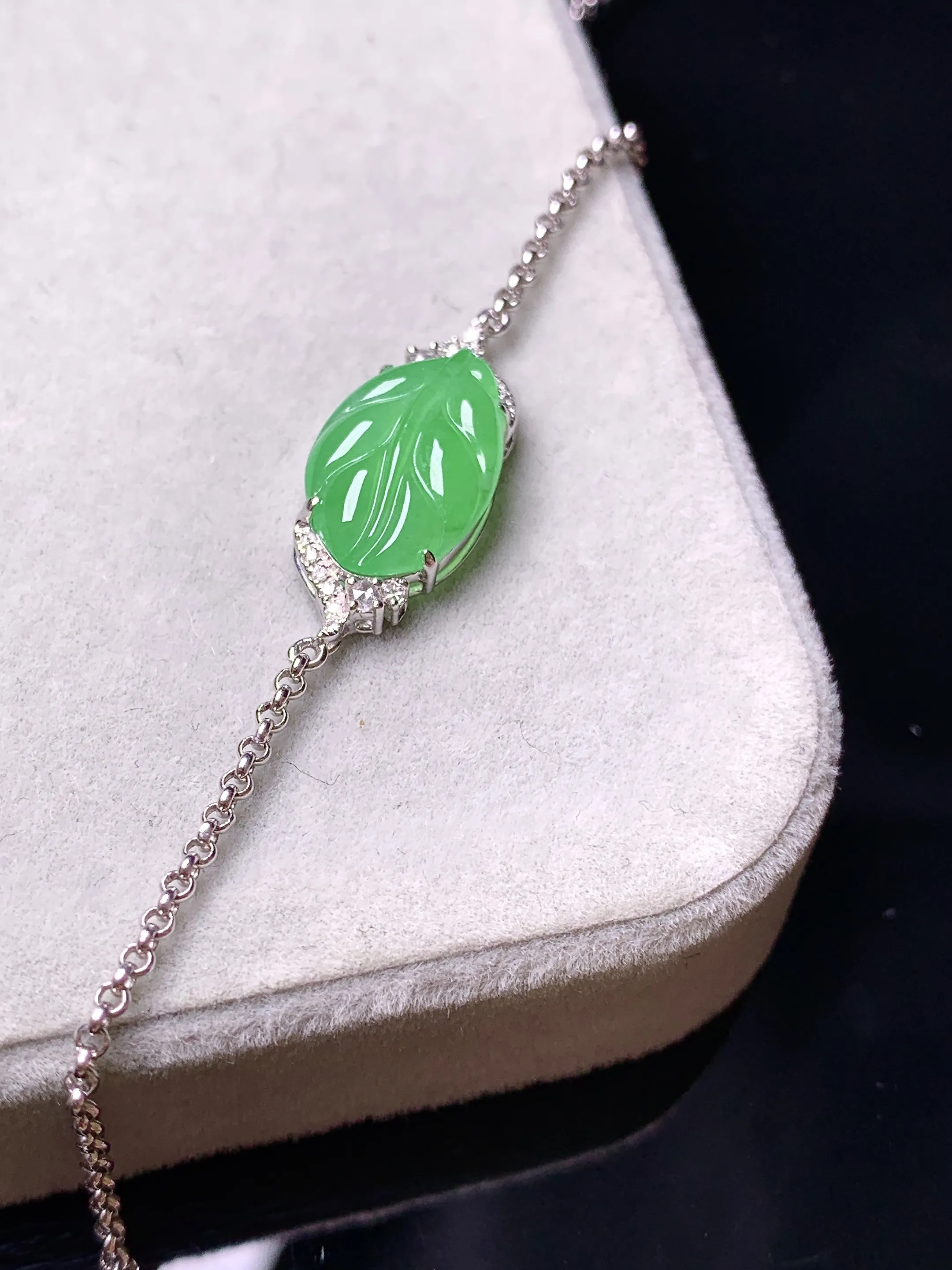 18k金钻镶嵌翠绿树叶手链 玉质细腻 色泽清新艳丽 整体尺寸23.6*9*4.8