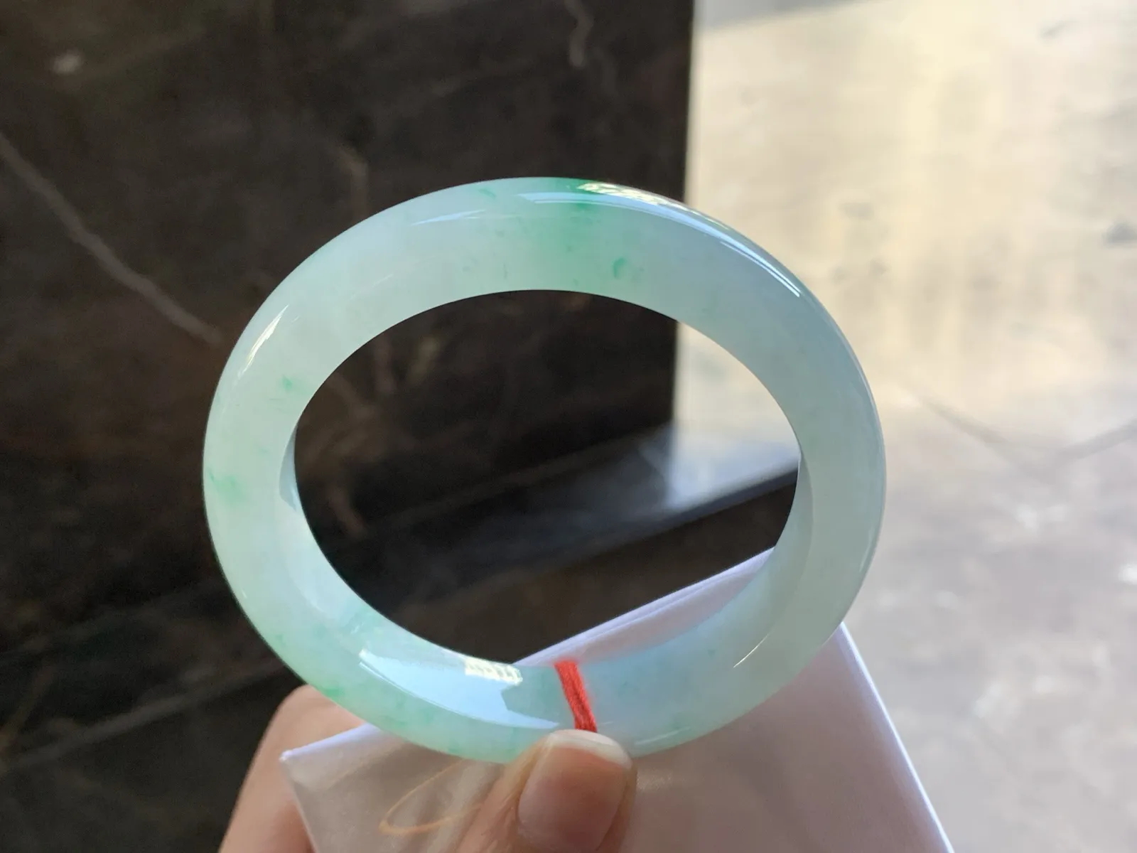 带色手镯
尺寸：58-13-9.3mm
有种有色～阳绿色点缀