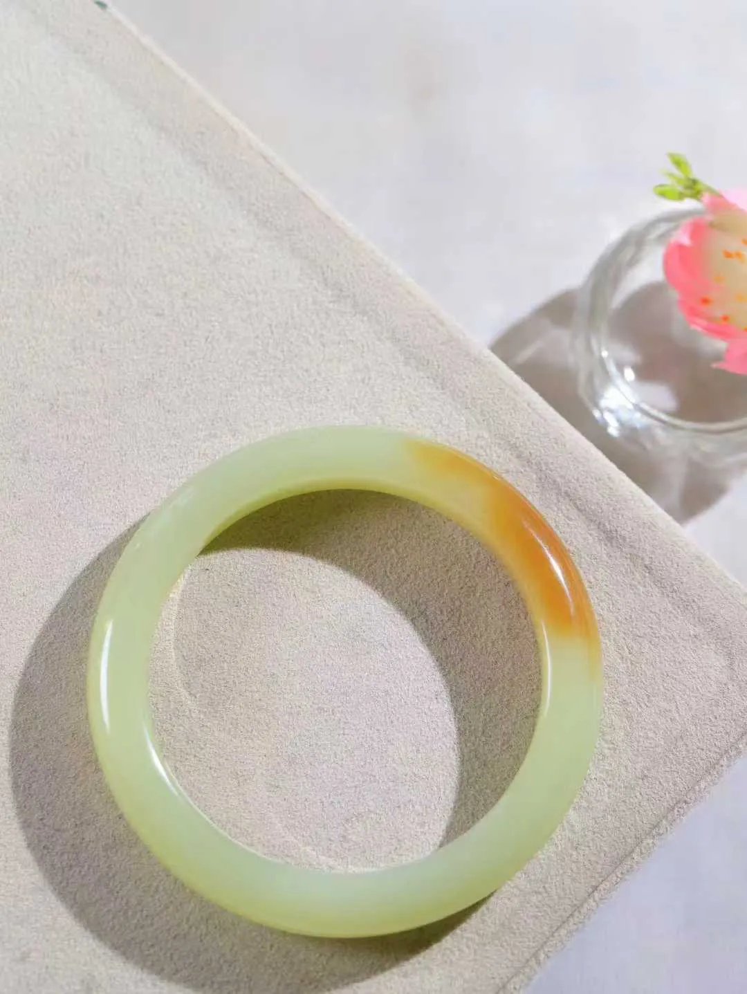 【暖玉生香·手镯】

精品和田玉糖青白玉手镯，质地油润细腻，色泽高贵典雅，镯型古朴典雅。在诗情画意的雨巷相遇，你是我腕间的一抹风情，有你眸有深情，清风荡漾湖间静水，我愿俯身低眉，在烟波涟漪处，寻你深情倩影。内径54mm尺寸11-8.5mm重44.5克  69151258A