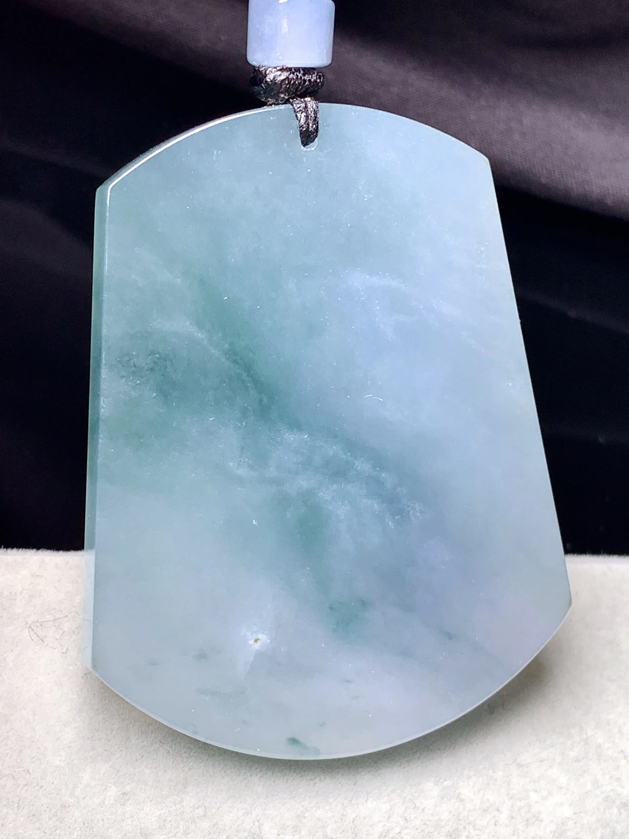 飘绿无事牌吊坠 玉质细腻 色泽清新艳丽 整体尺寸52.8*41*5.6