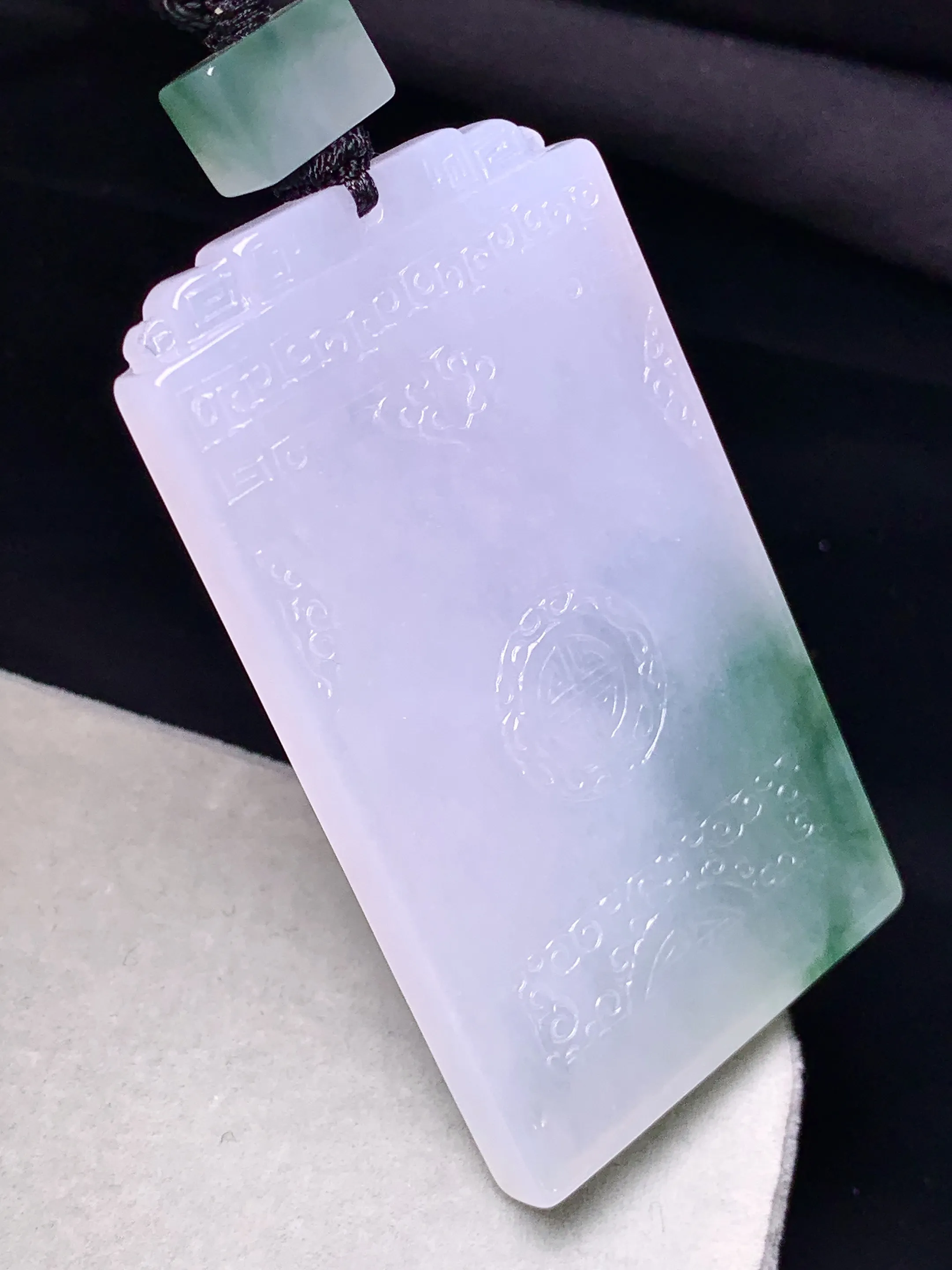 飘绿雕花无事牌吊坠 玉质细腻 色泽清新艳丽 整体尺寸61.6*35.7*5.6