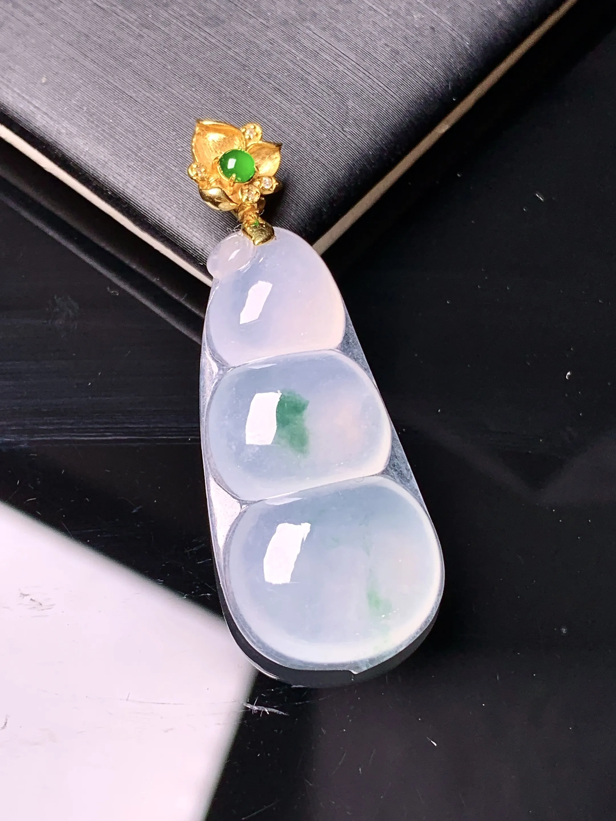 18k金镶嵌冰种四季豆吊坠 玉质细腻 色泽清新艳丽 整体尺寸40.2*15*5