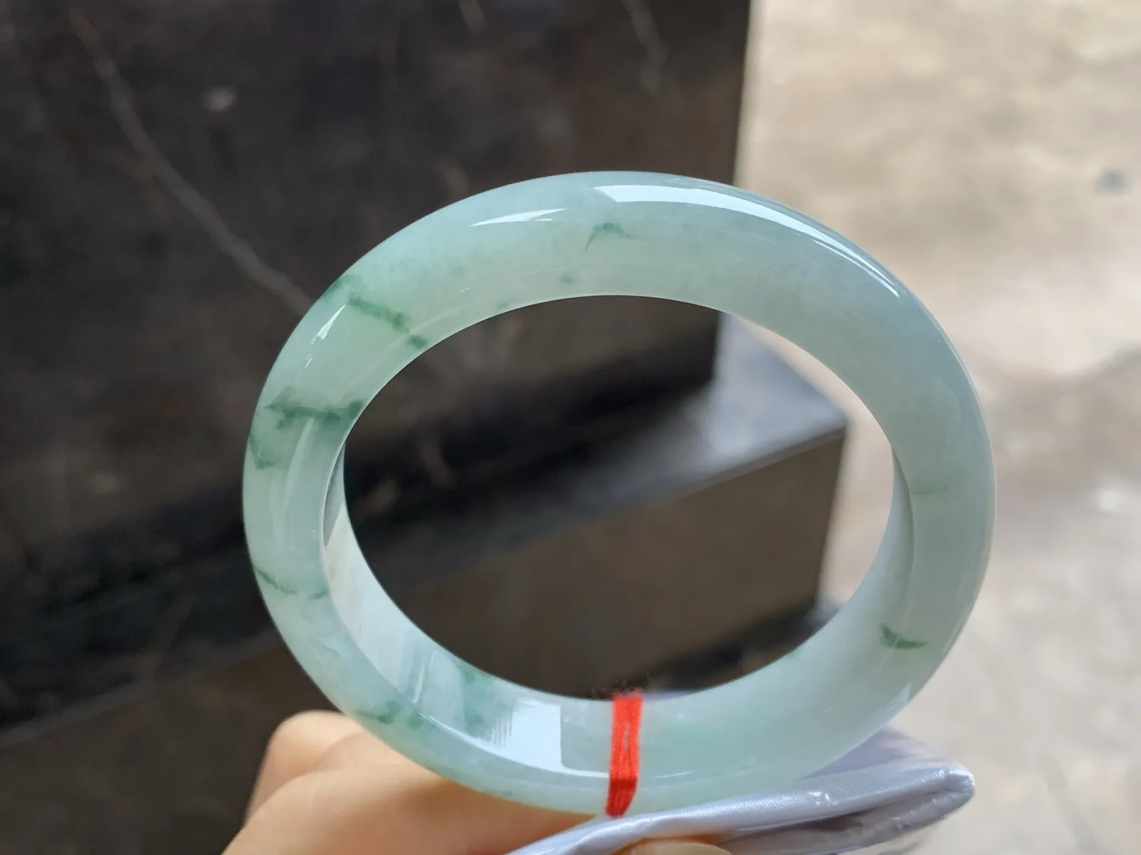 飘花手镯
尺寸：56.2-13-8.5
肉质细腻干净～飘花点缀，上手好看，