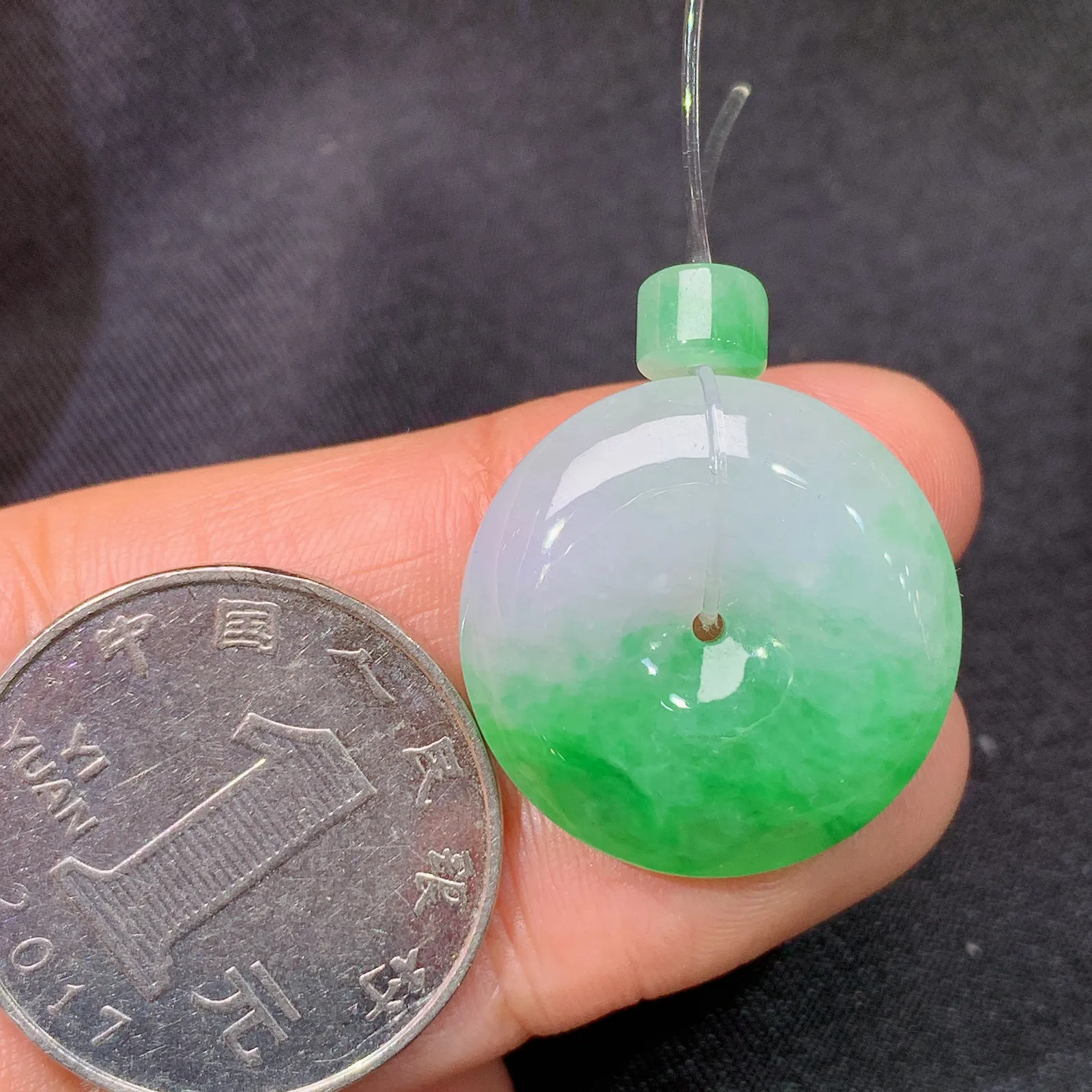 飘绿平安扣吊坠 搭配小绿路路通  色泽清新 尺寸22*22*5.9