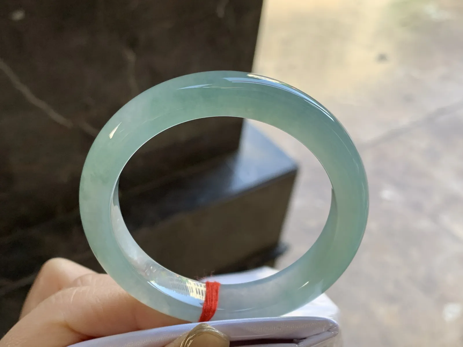 冰晴水手镯
尺寸：52.8-11.7-8.2mm
底子细腻干净 底色浓郁