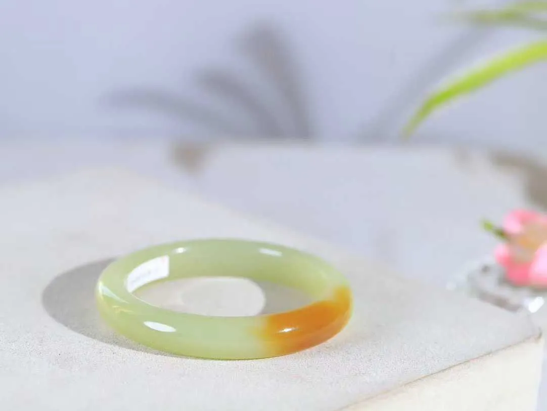 【暖玉生香·手镯】

精品和田玉糖青白玉手镯，质地油润细腻，色泽高贵典雅，镯型古朴典雅。在诗情画意