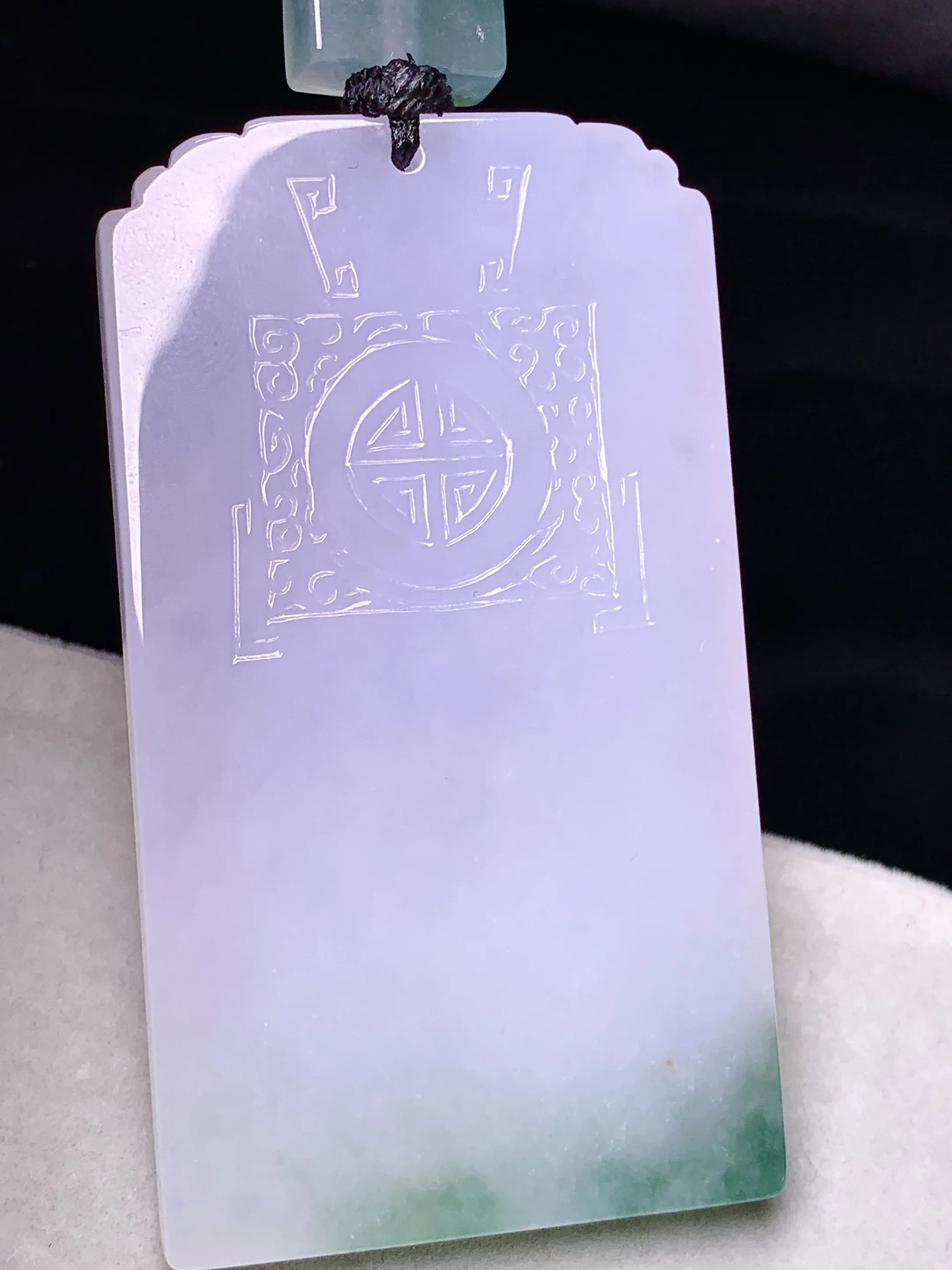 飘绿雕花无事牌吊坠 玉质细腻 色泽清新艳丽 整体尺寸61.8*34.3*5.6