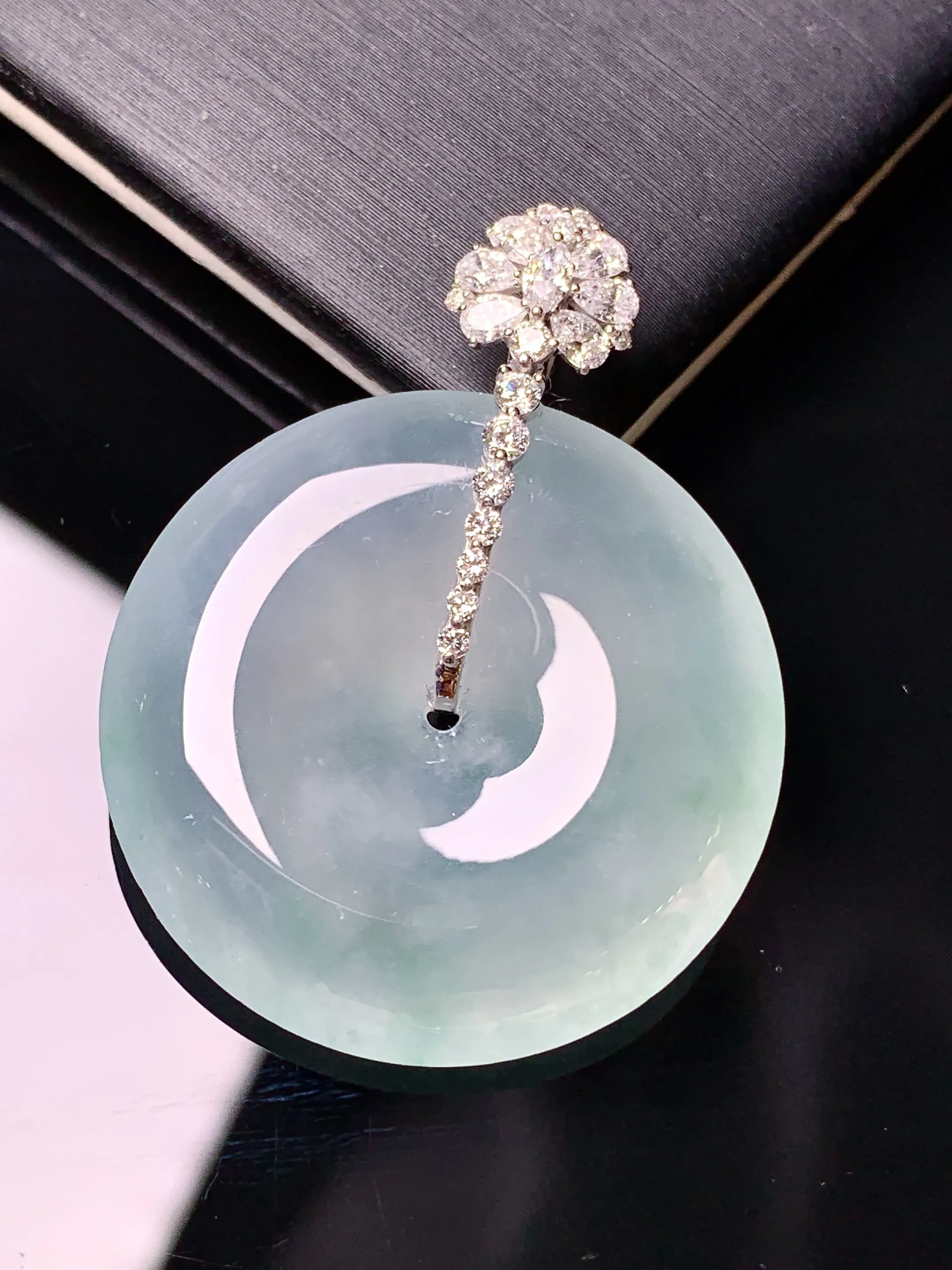 18k金钻镶嵌冰种平安扣吊坠 玉质细腻 色泽清新艳丽 整体尺寸36.5*28.2*6.2