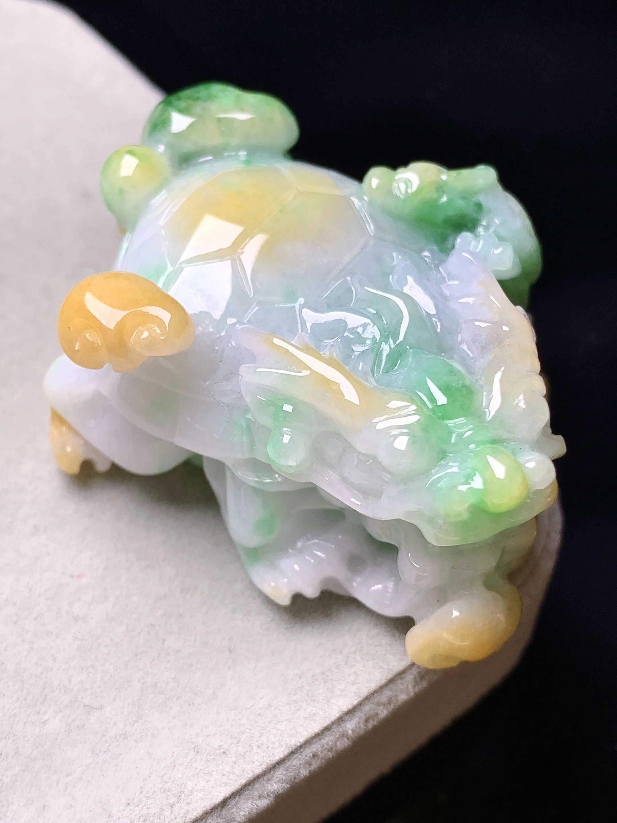 飘黄绿翡貔貅把玩 玉质细腻 色泽清新艳丽 整体尺寸50.5*41.3*20