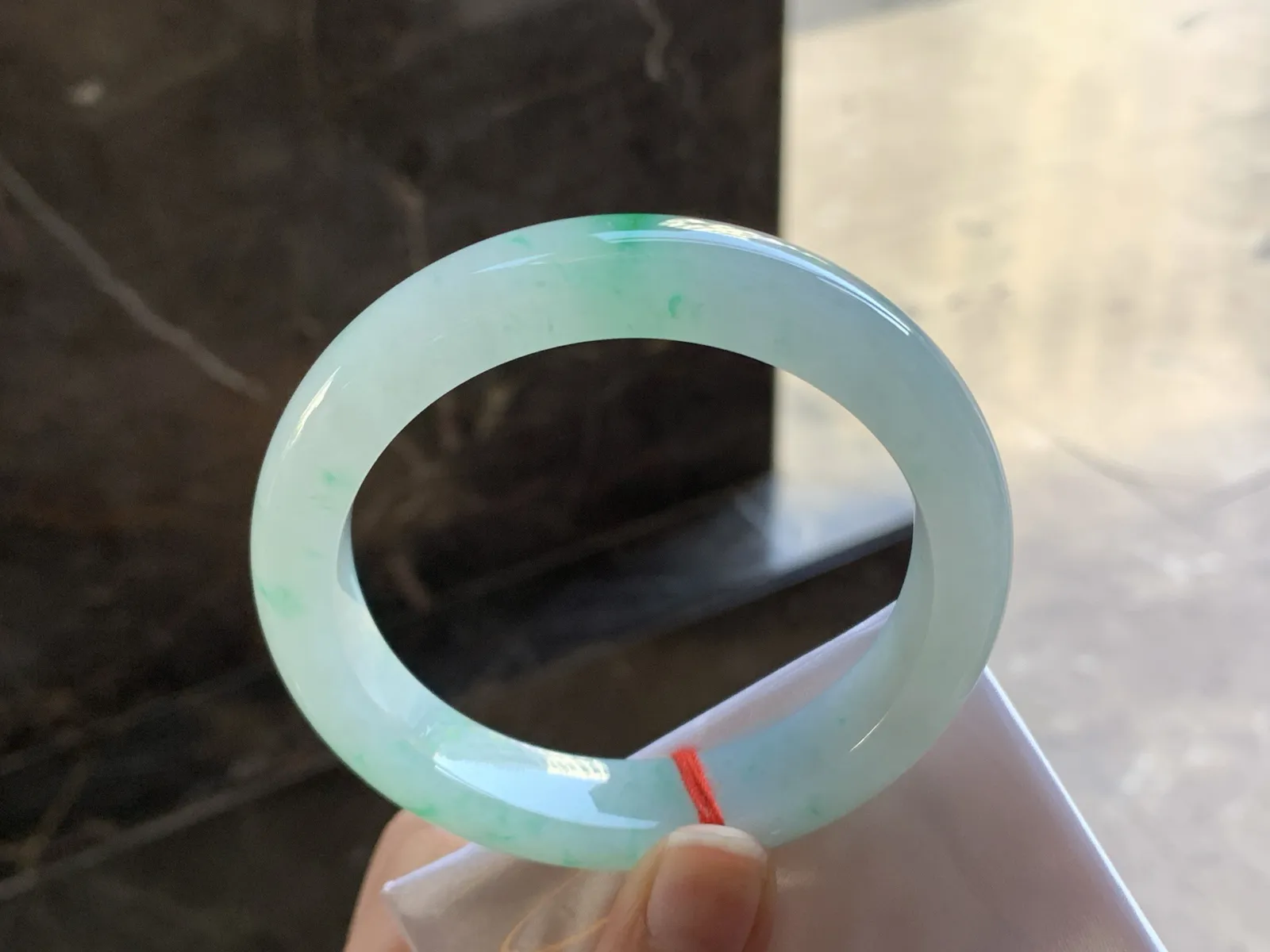 带色手镯
尺寸：58-13-9.3mm
有种有色～阳绿色点缀