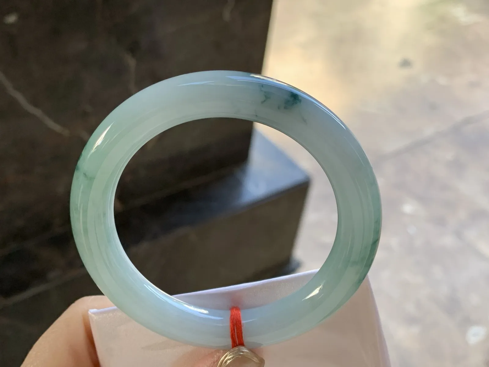 飘花圆条手镯
尺寸：55.2-10.1mm
底子细腻干净 小清新