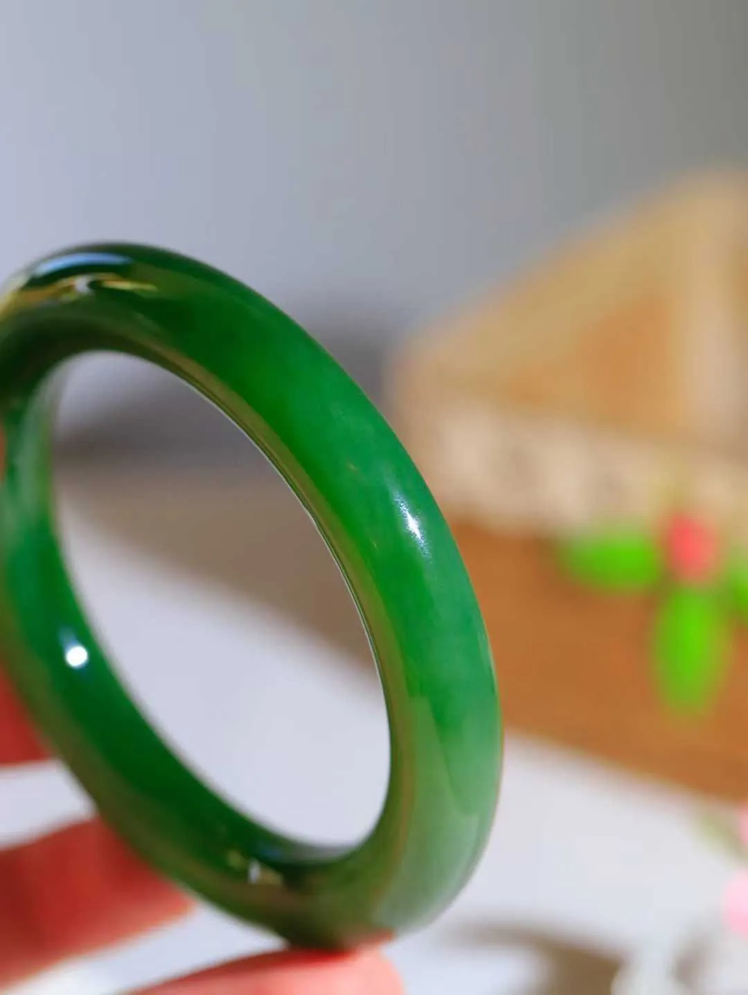 【玉佳人·手镯】

收藏级臻品️和田玉碧玉圆条手镯 ，玉质细腻油润，做工细致精美，端庄素雅，亭亭玉立，芊芊素手。芊芊素手，怎能忘镯？秀美圆条，更显婀娜。内径59mm 尺寸11.6-11.8mm重75.7克69101280A