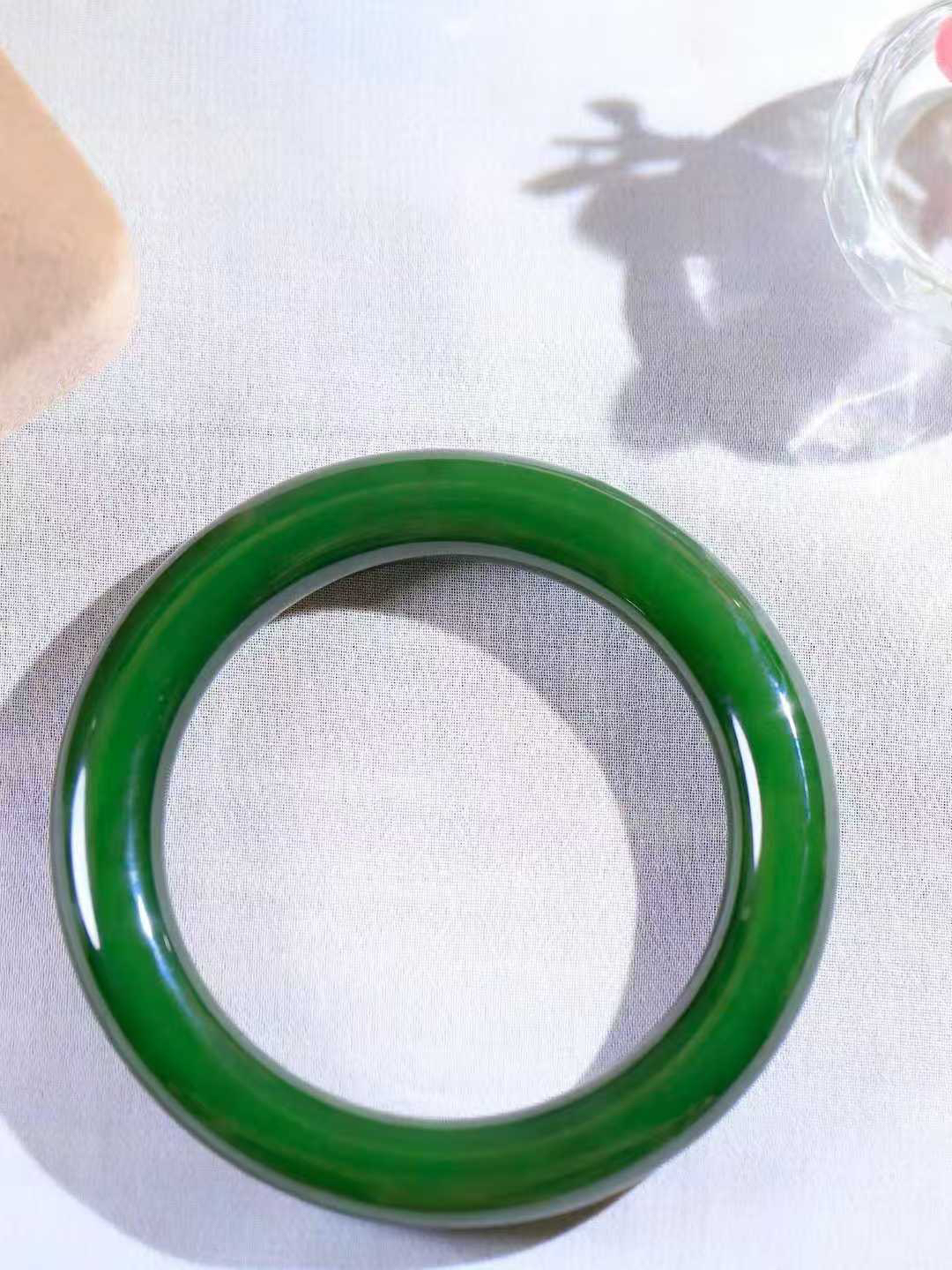 【温润如心.镯】

精品和田玉碧玉圆条手镯，精选上等碧玉料，色泽清透，质地细腻。佩戴它，感受千年玉文化的温润与优雅，愿它为您带来平安与幸福。重72.7克  尺寸58-11.7-11.7mm  10101211A