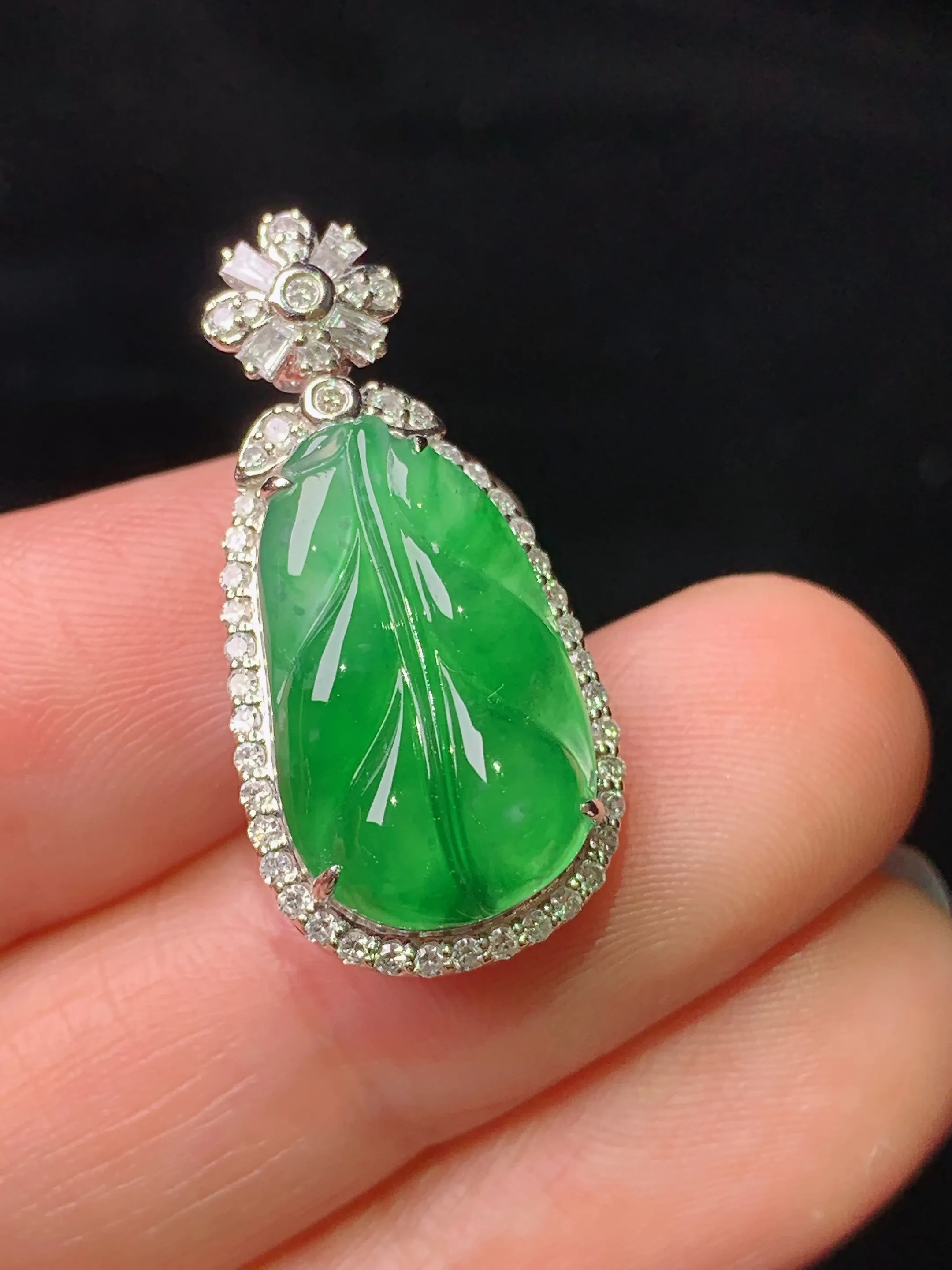 18k金钻镶嵌翠绿树叶吊坠 玉质细腻 色泽清新艳丽 整体尺寸27*13.2*8.5