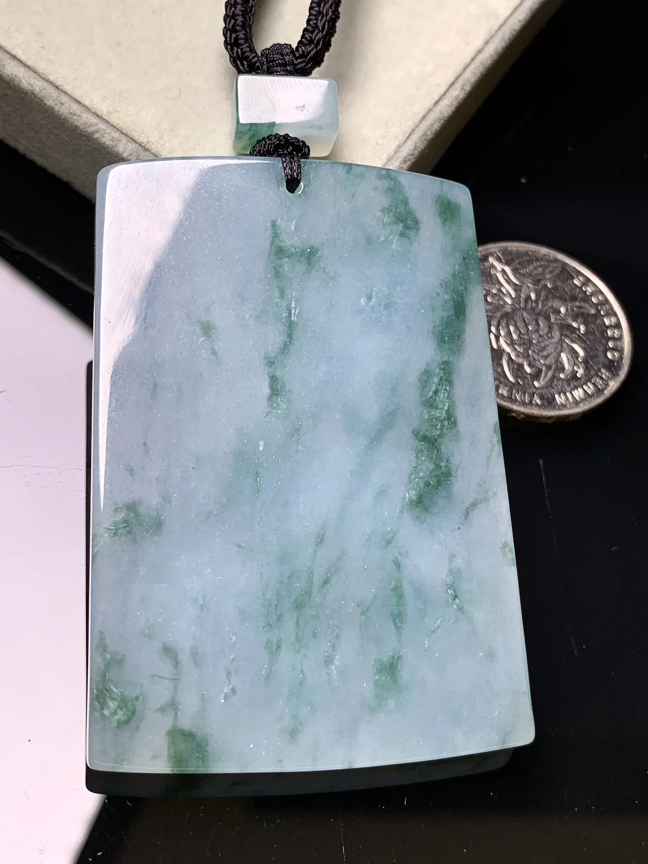 飘花无事牌吊坠 玉质细腻 色泽清新艳丽 整体尺寸60.8*42*5.5