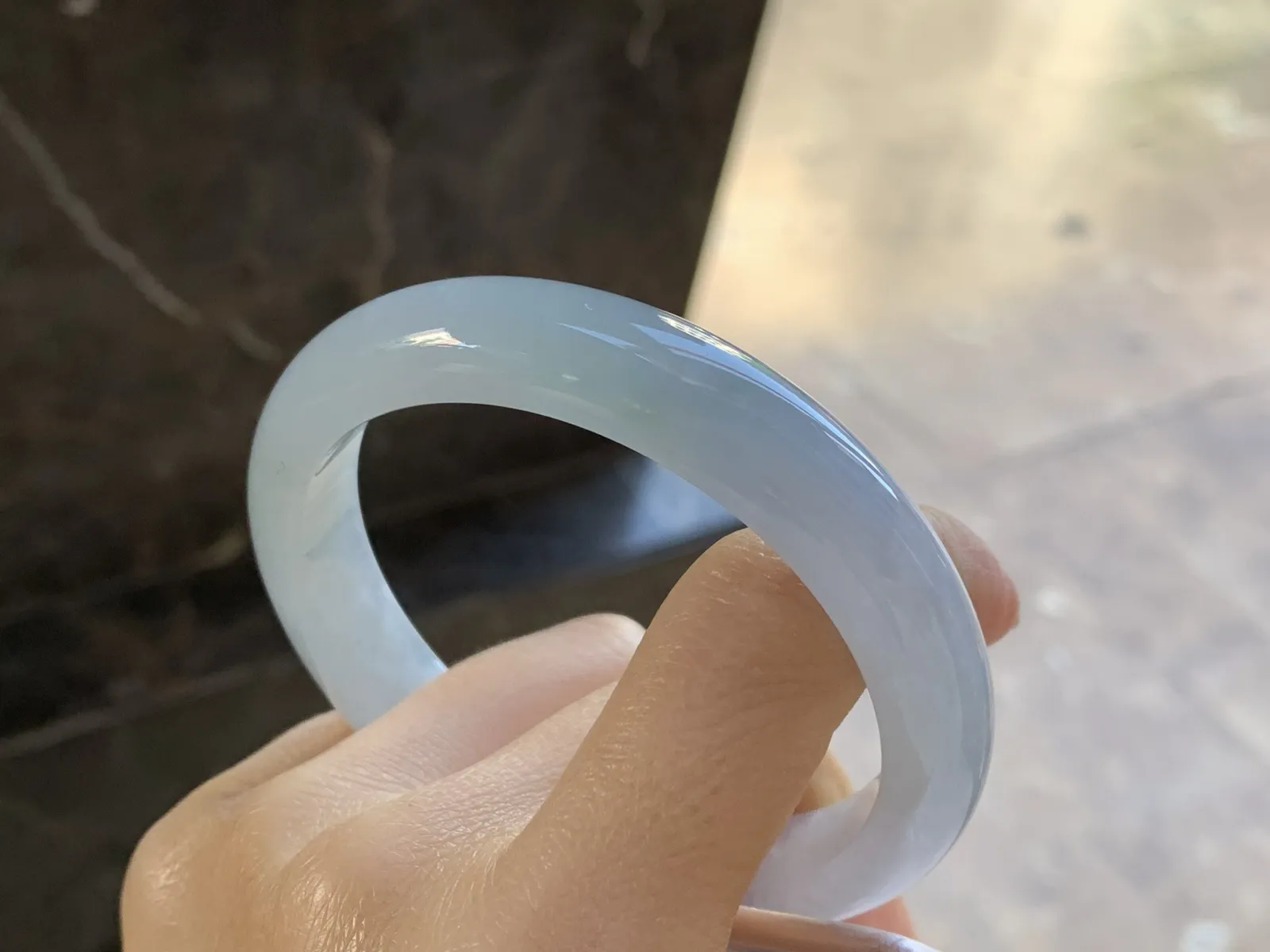 细糯手镯
尺寸：60-12.2-8.3mm
底子细腻有种水 大圈口