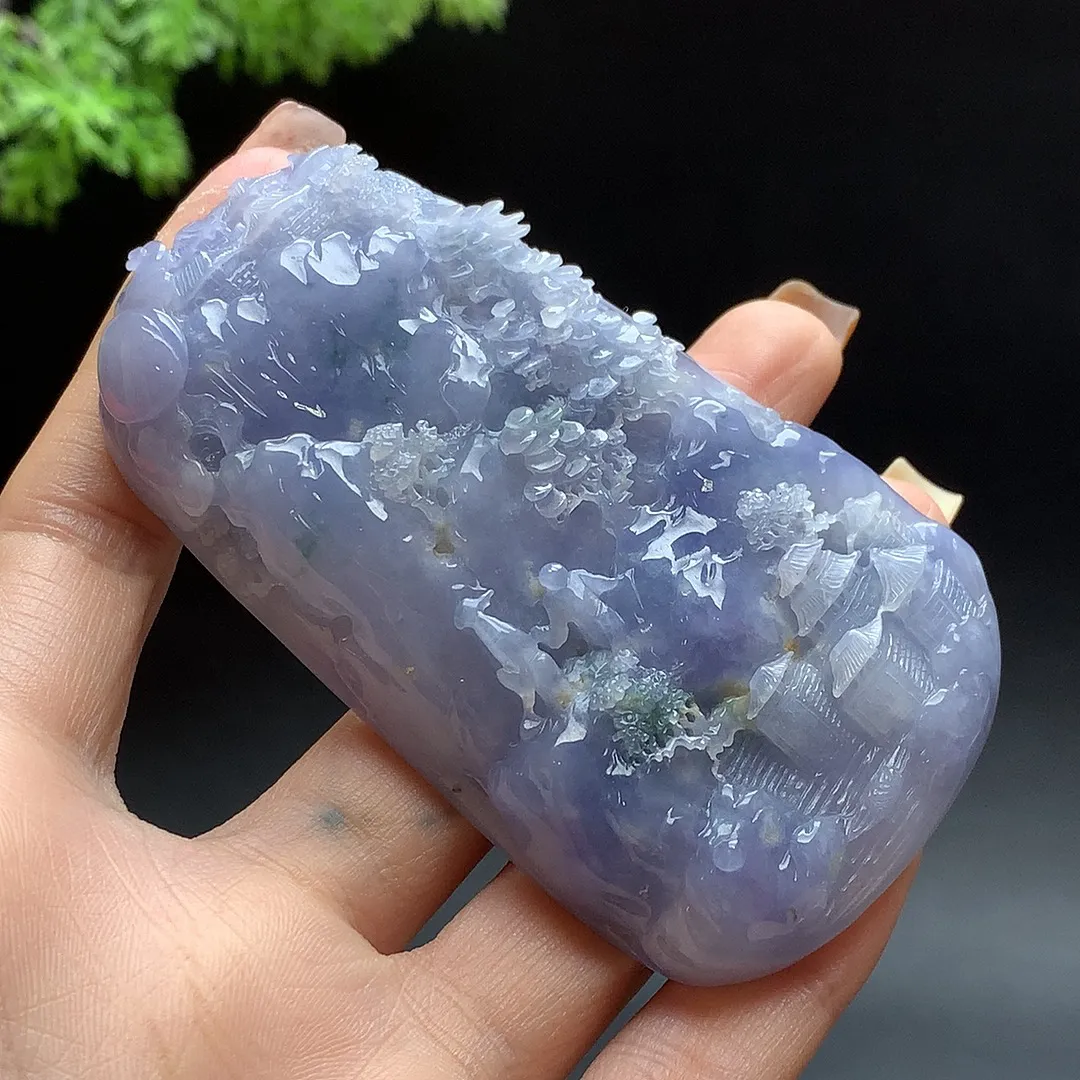 缅甸A货翡翠老坑紫罗兰山水牌  色泽靓丽，种好，玉质细腻  工艺精美  佩戴气质大方   尺寸81-47-12mm