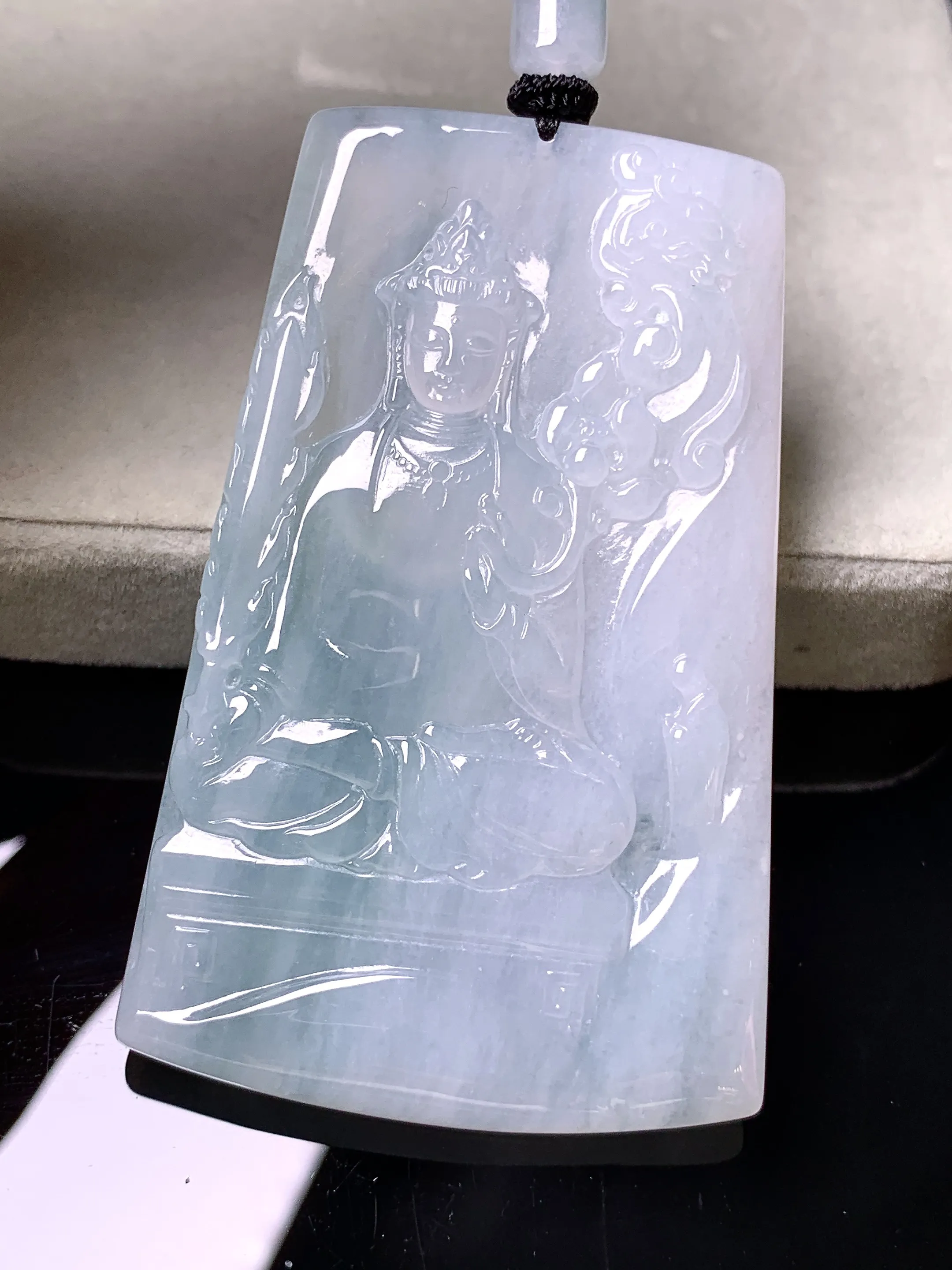 飘绿观音菩萨吊坠 玉质细腻 色泽清新艳丽 整体尺寸68*42.5*6.2