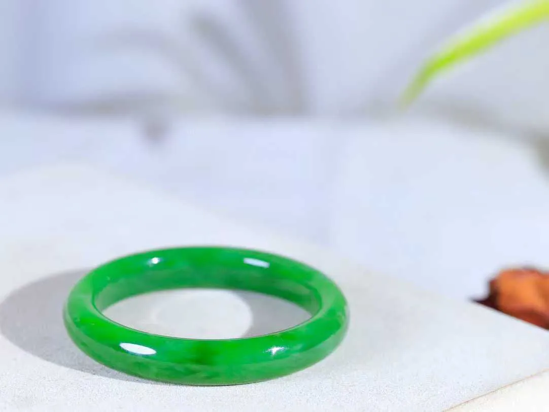 【悠悠芳华.镯】

精品和田玉碧玉手镯 玉质温润 青葱岁月，尽收腕中，婉转流畅，凝岁月悠长。盈一