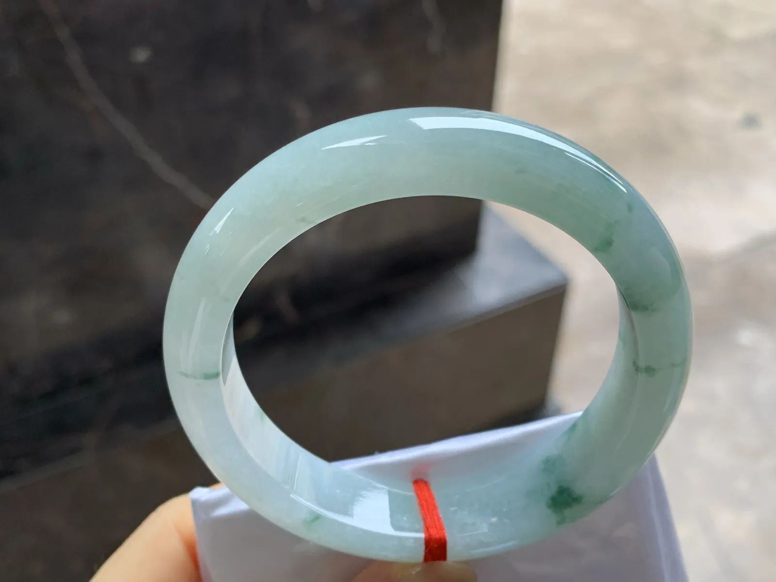 飘花手镯
尺寸：56.2-13-8.5
肉质细腻干净～飘花点缀，上手好看，