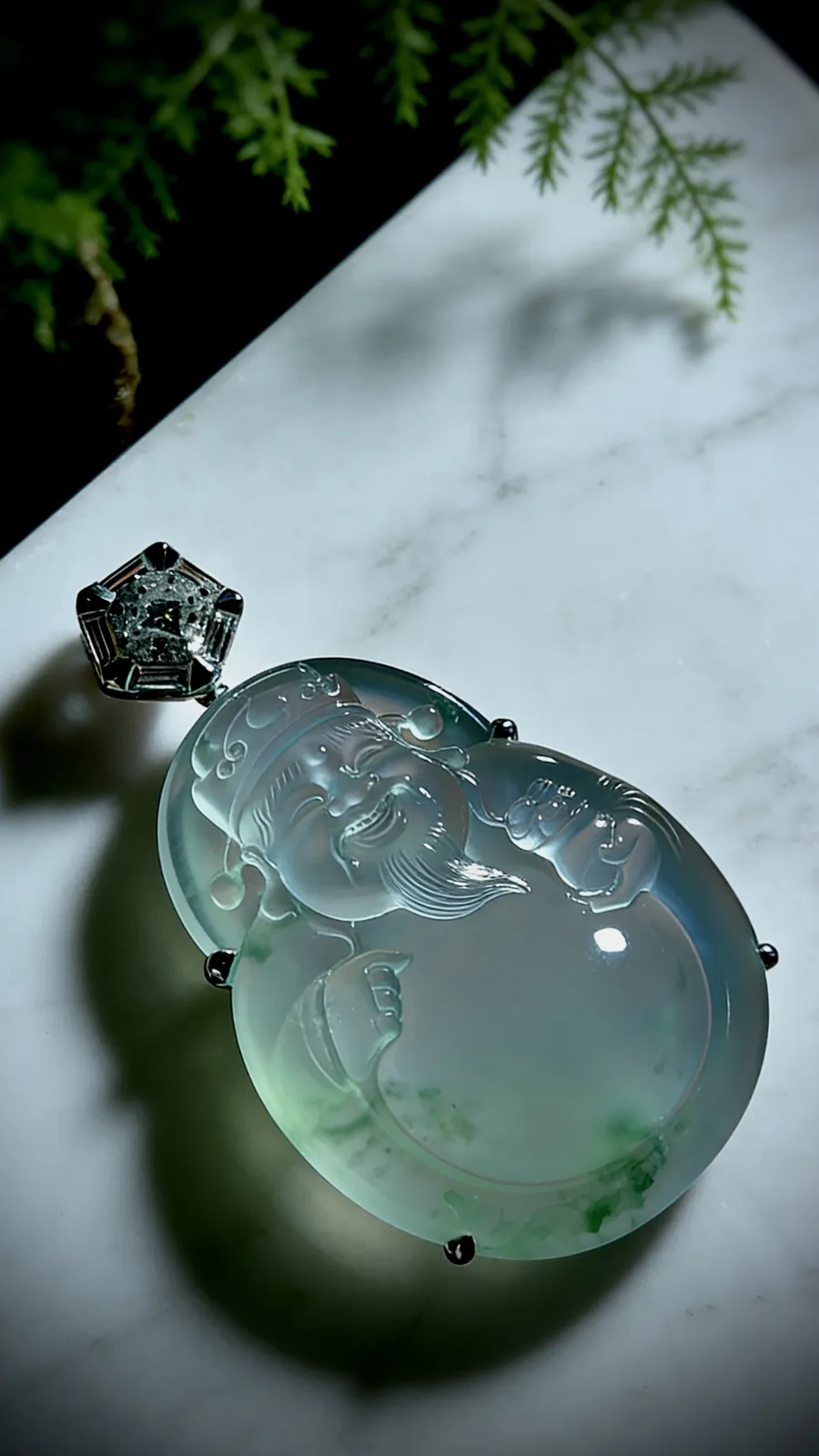 飘花【财神爷】，凝萃一方澄澈玉，
莹润通透如揽春溪在怀，花色轻拂似藏烟雨朦胧。
笑面财神笑意融，携福运财运来，
镶嵌与温润美玉相映成趣，
既是东方祥瑞的信物，亦是雅致天成的收藏，
佩之纳福招财，岁岁皆安。
作品裸石36.8-28.8-6.8mm，
整体46-29-10mm，14.38g，
18K金，南非钻