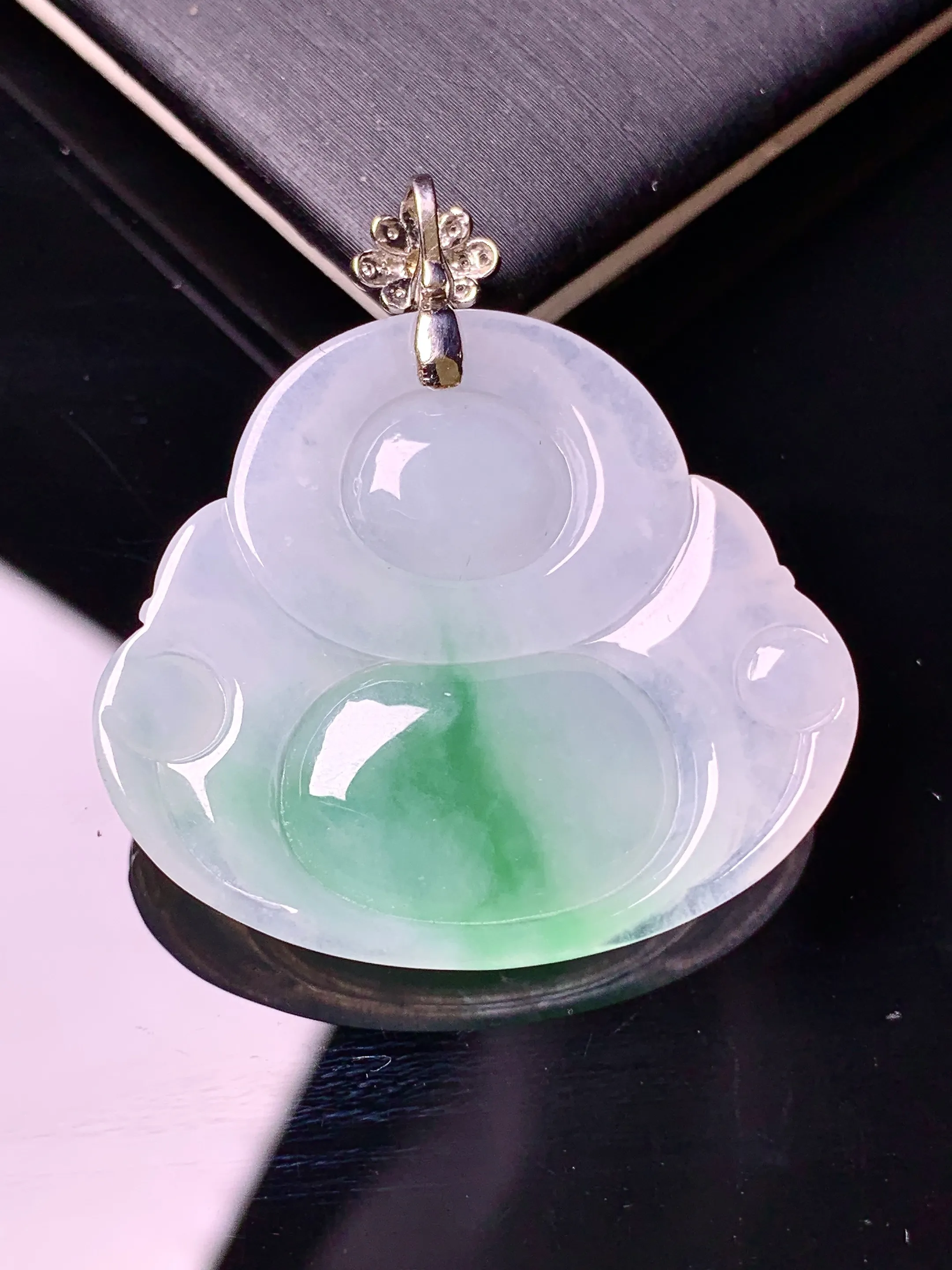 18k金钻镶嵌冰种飘绿佛公吊坠 玉质细腻 色泽清新艳丽 整体尺寸36.8*34*5.8