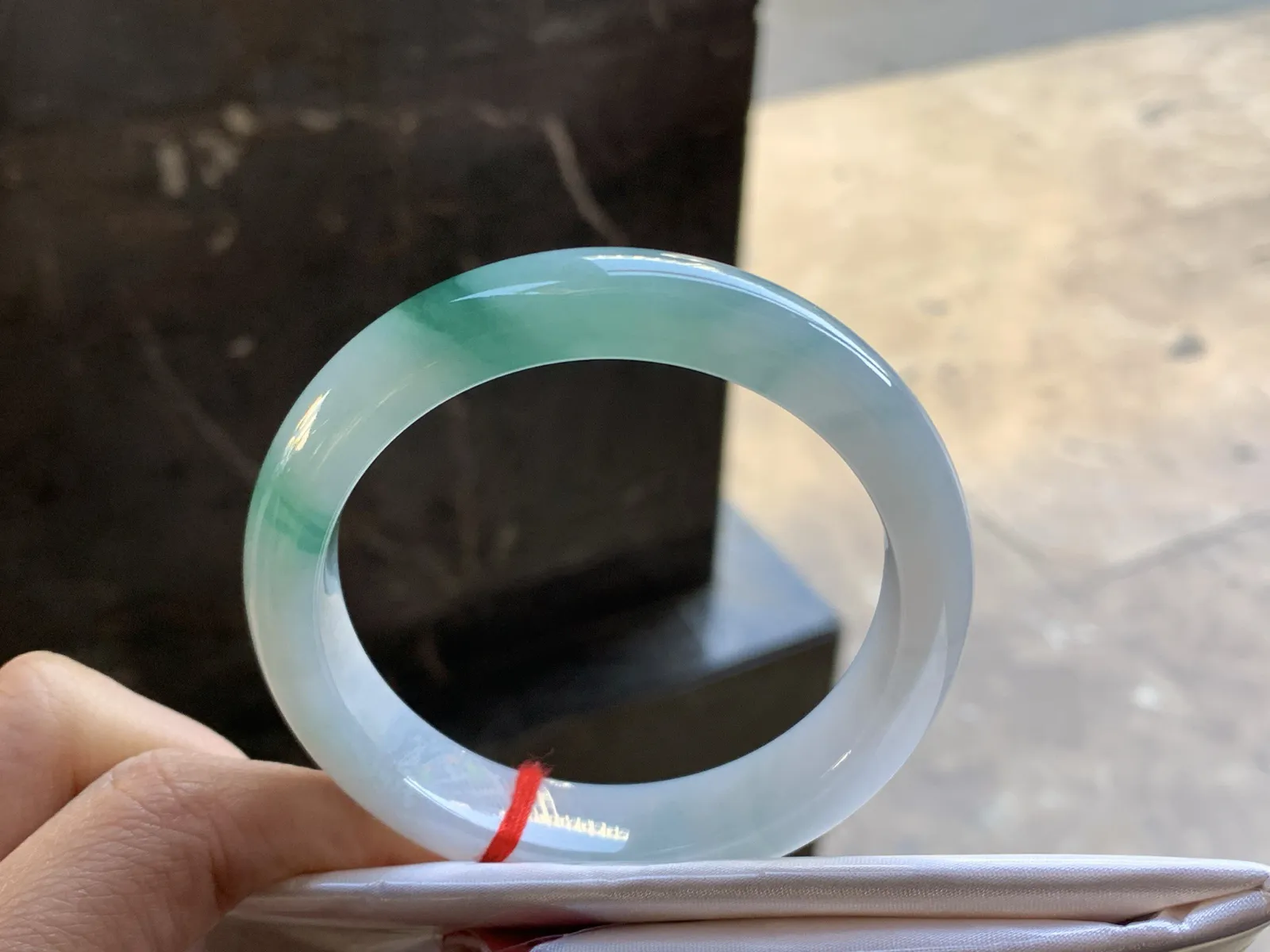 飘花手镯
尺寸：57-13.2-8.6mm
底子细腻干净