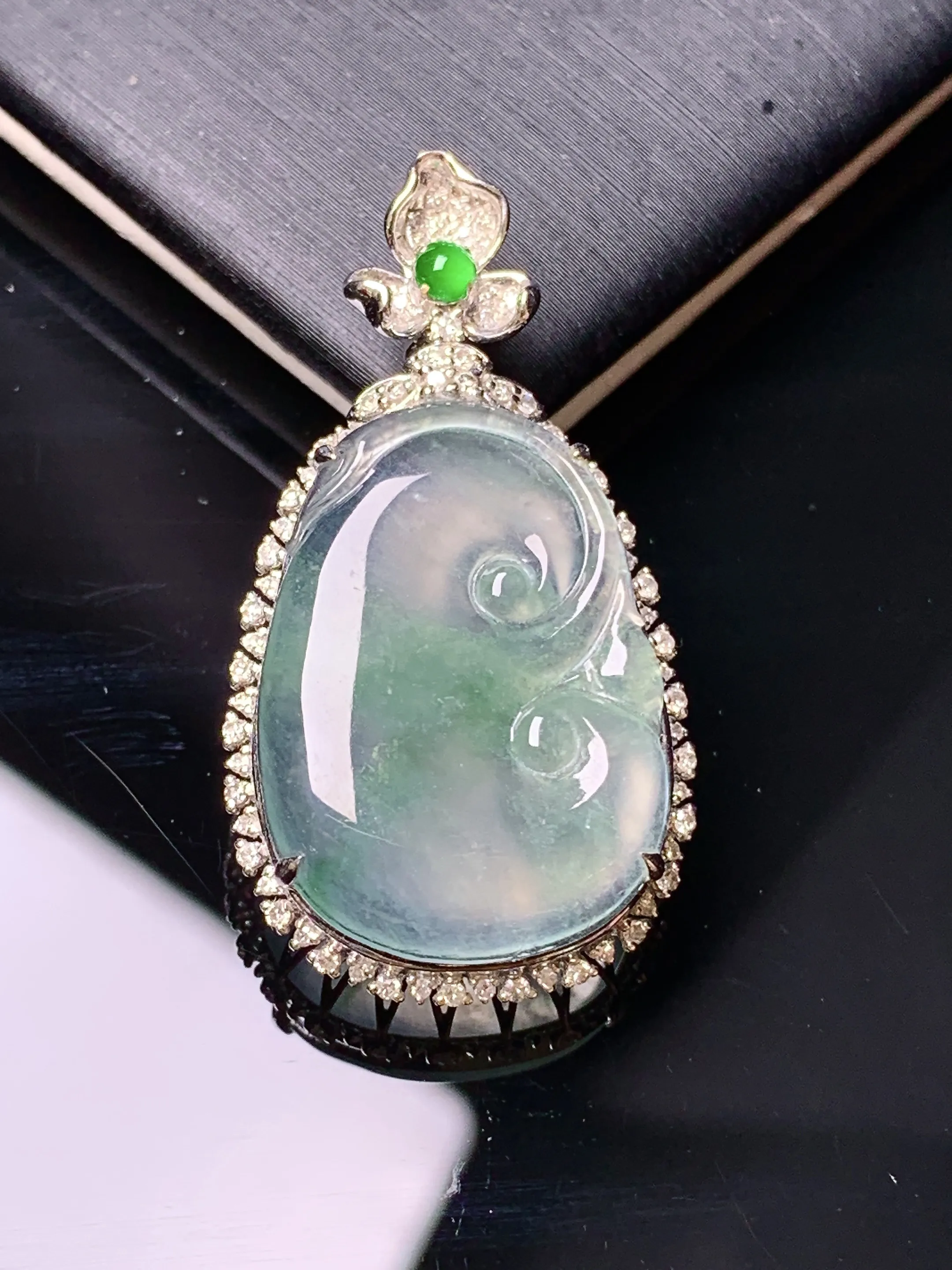 18k金钻镶嵌冰种如意吊坠 玉质细腻 色泽清新艳丽 整体尺寸34.2*18.5*8.2