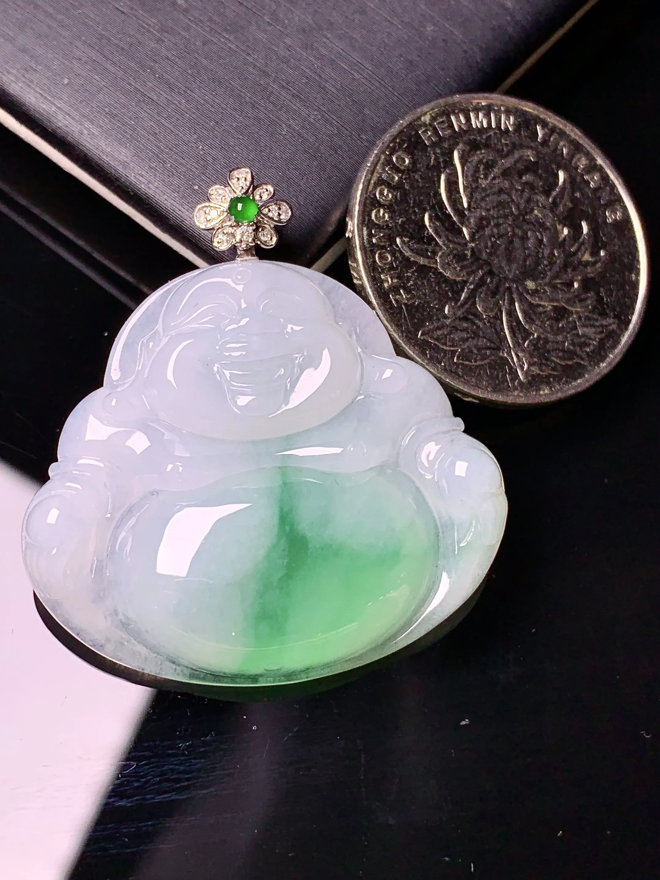 18k金钻镶嵌冰种飘绿佛公吊坠 玉质细腻 色泽清新艳丽 整体尺寸36.8*34*5.8