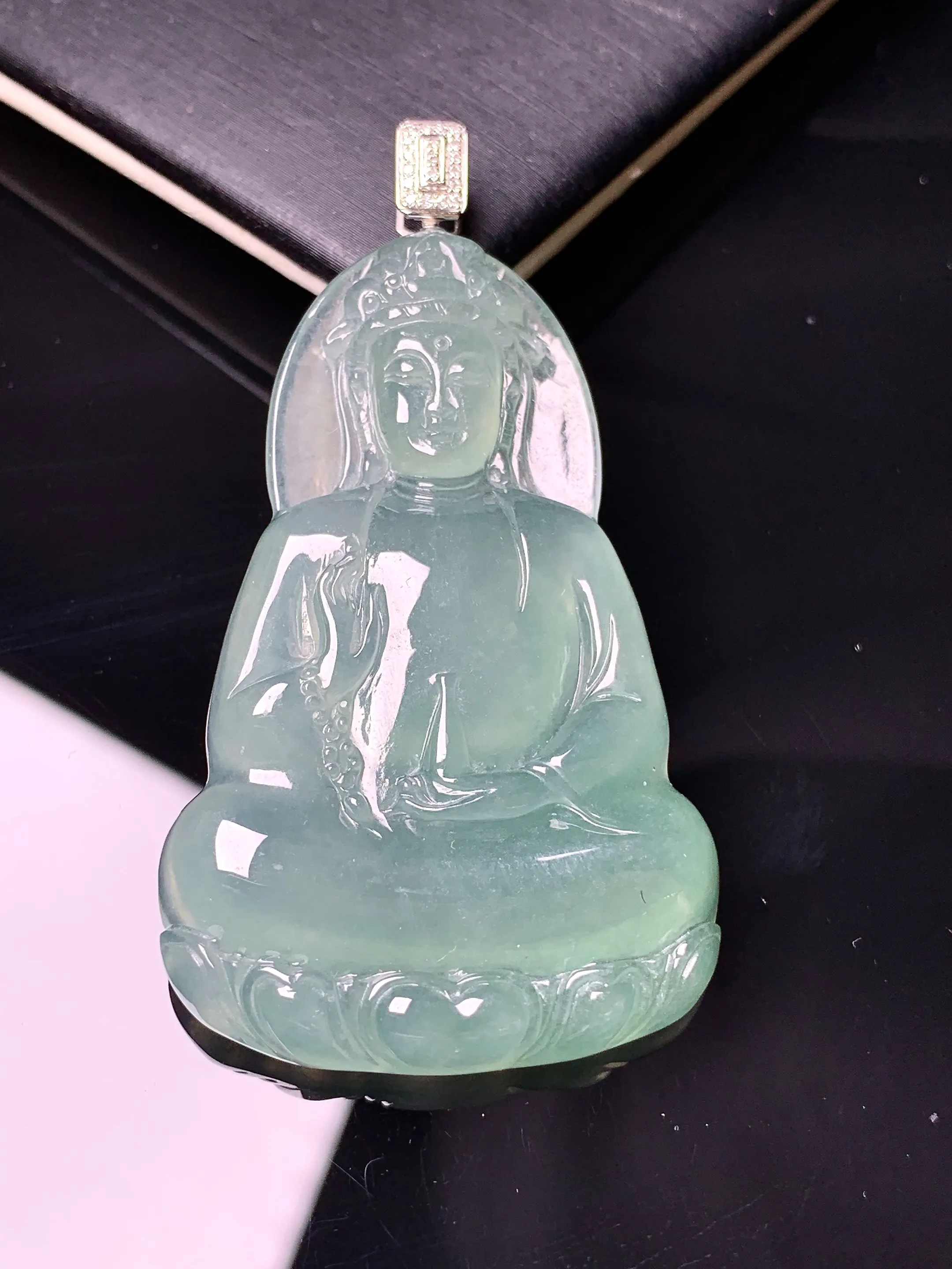 18k金钻镶嵌冰种观音吊坠 玉质细腻 色泽清新艳丽 整体尺寸58.5*31.8*6.2